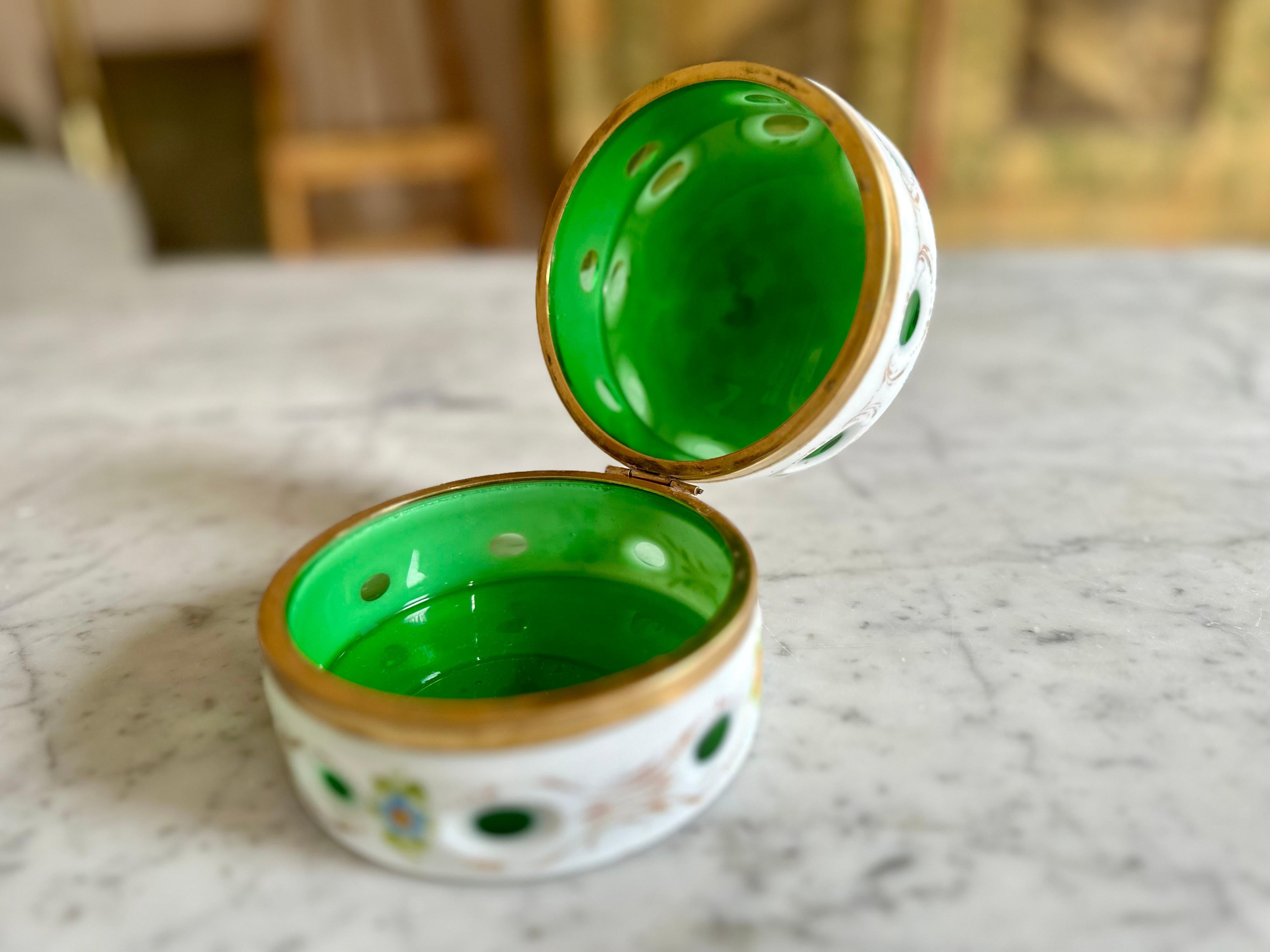 1890s Opaline Glass Lidded Box with Floral Ornament, white an green For Sale 3