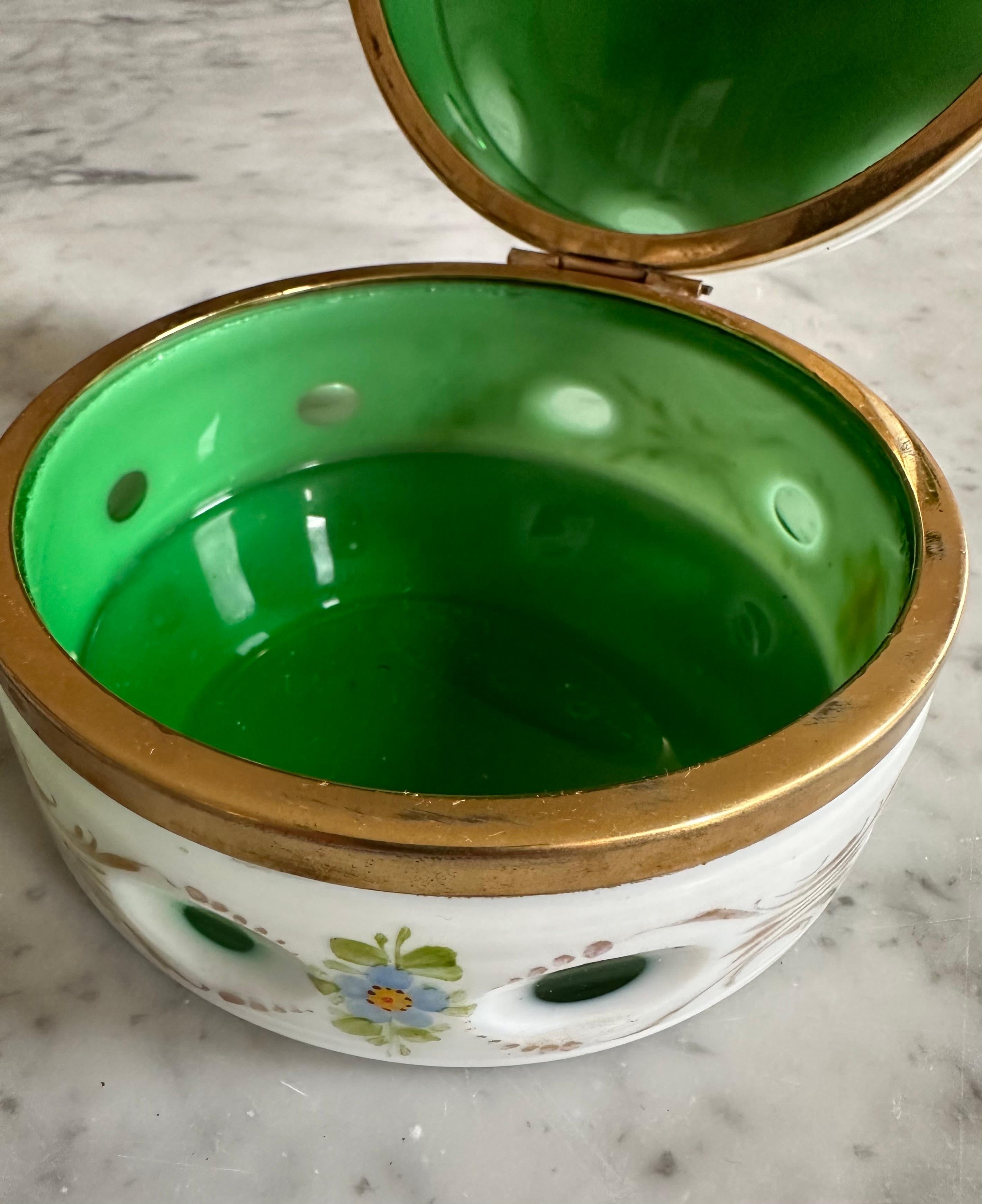 1890s Opaline Glass Lidded Box with Floral Ornament, white an green For Sale 6