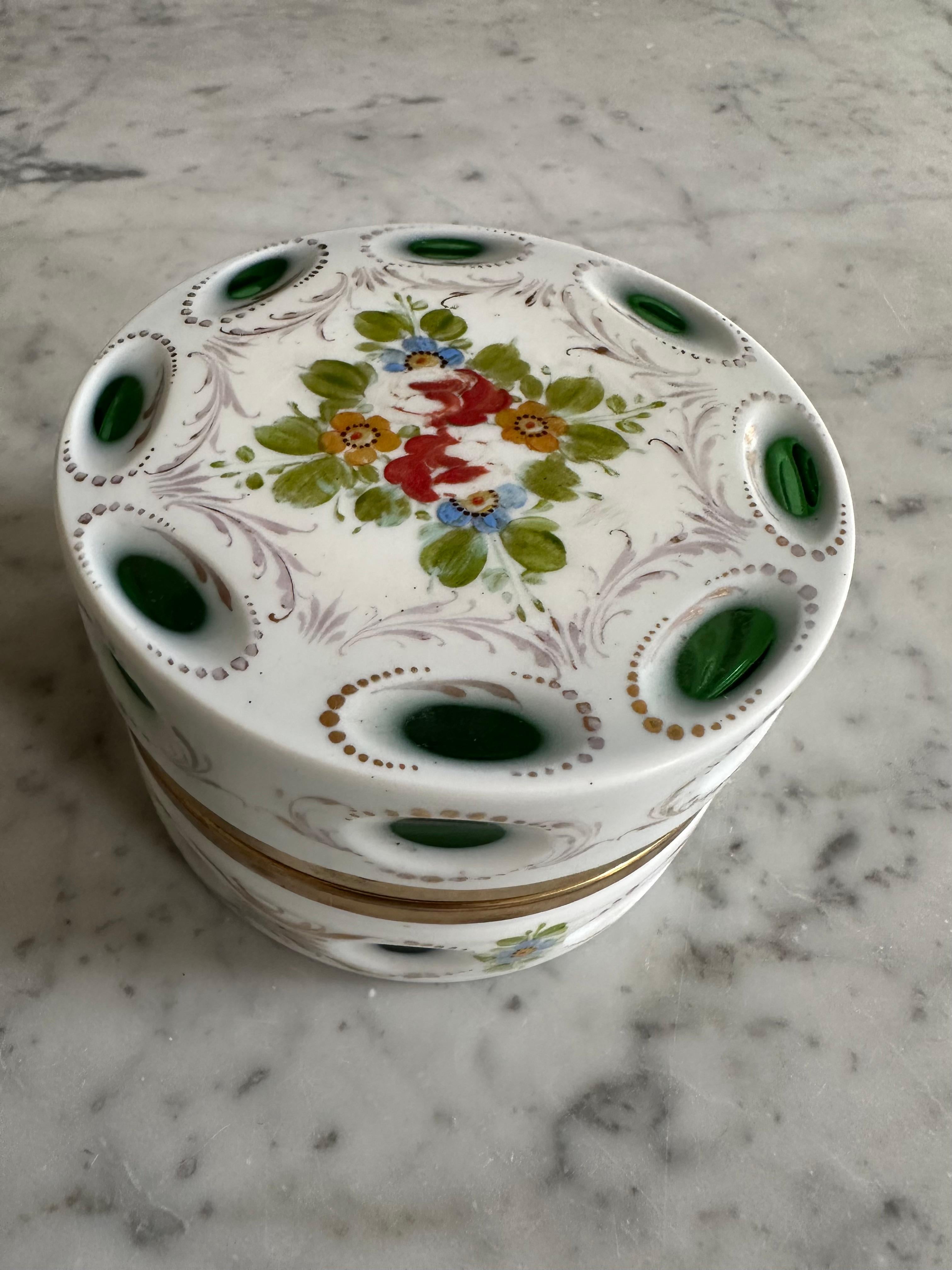 1890s Opaline Glass Lidded Box with Floral Ornament, white an green For Sale 7