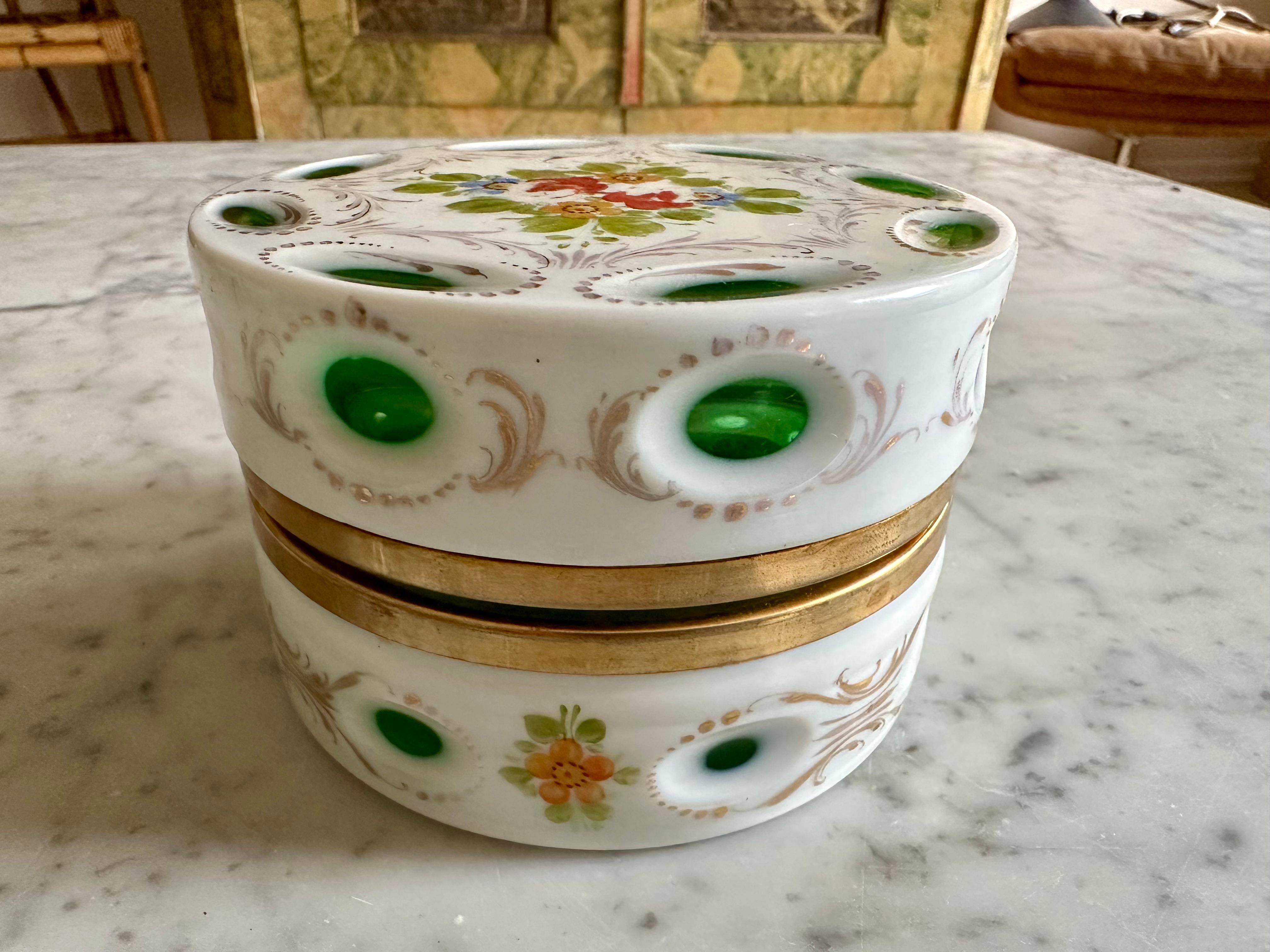 1890s Opaline Glass Lidded Box with Floral Ornament, white an green For Sale 10