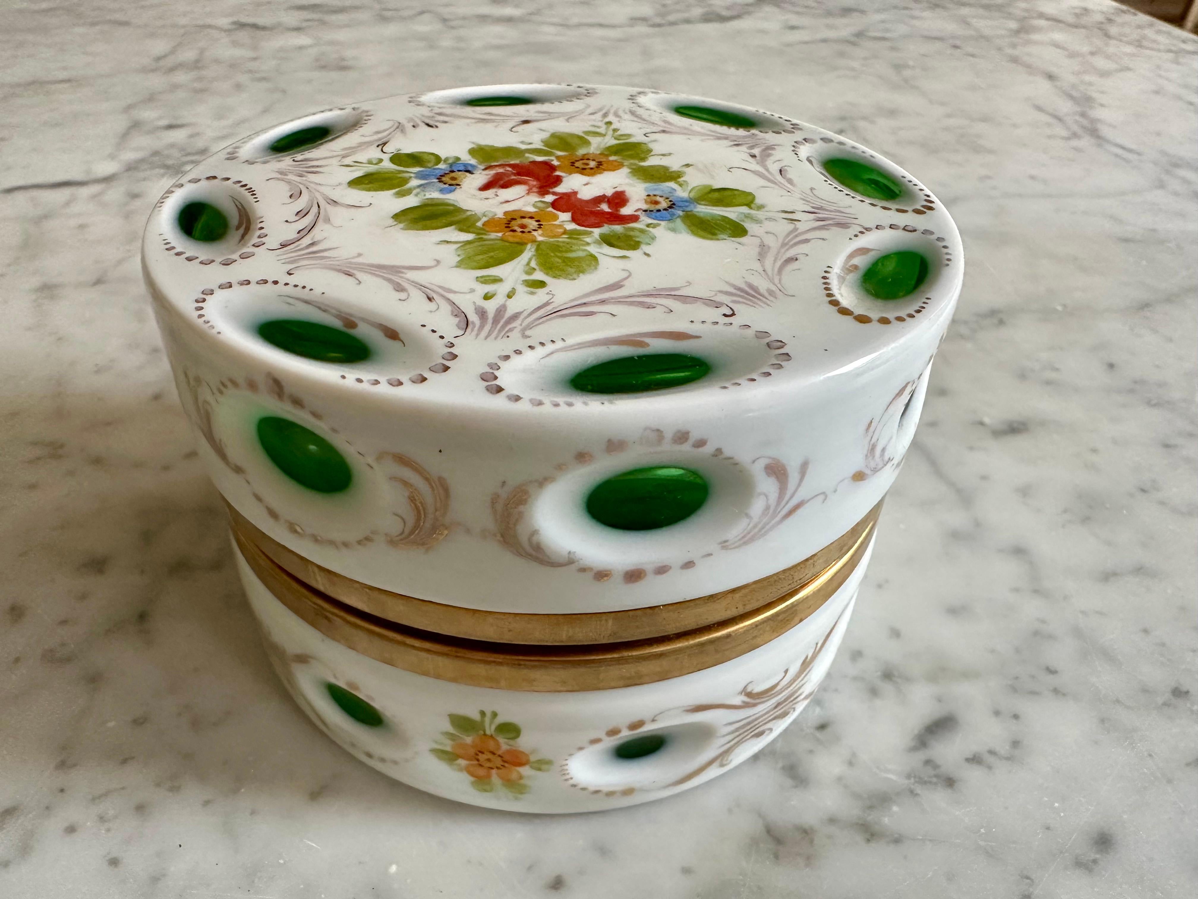 1890s Opaline Glass Lidded Box with Floral Ornament, white an green For Sale 11