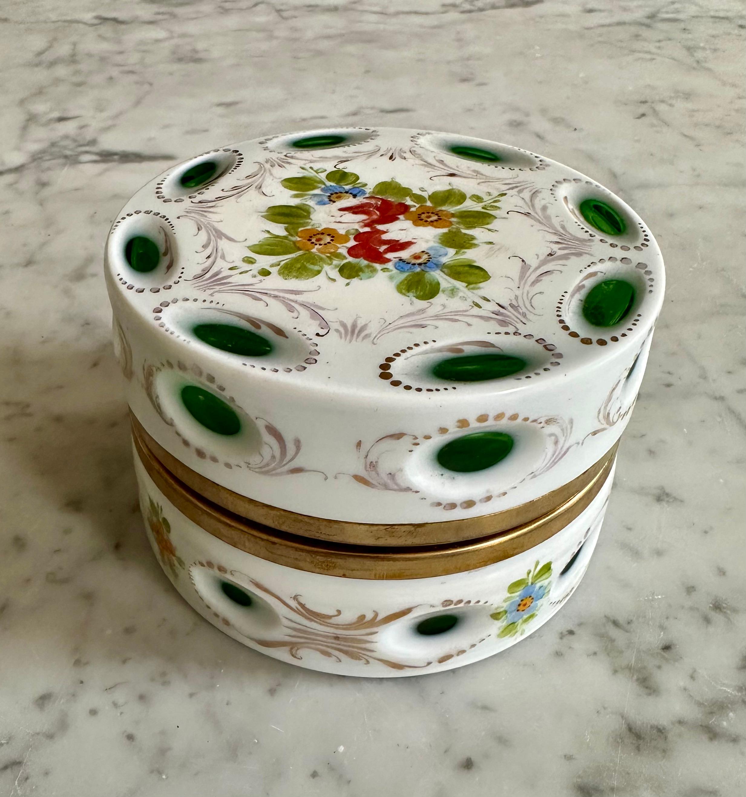 Belle Époque 1890s Opaline Glass Lidded Box with Floral Ornament, white an green For Sale