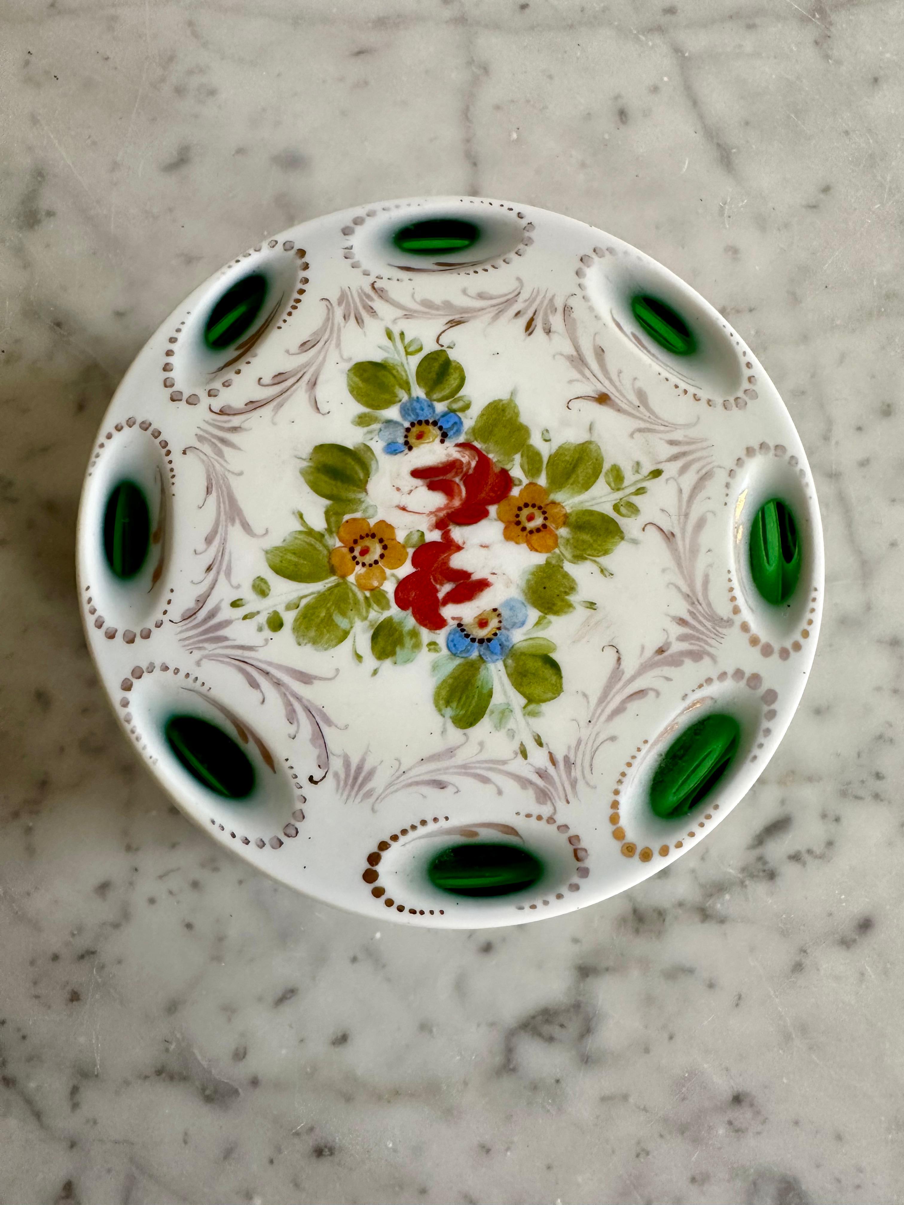 1890er Jahre Opalglas-Deckeldose mit floralem Ornament, weiß und grün (Französisch) im Angebot