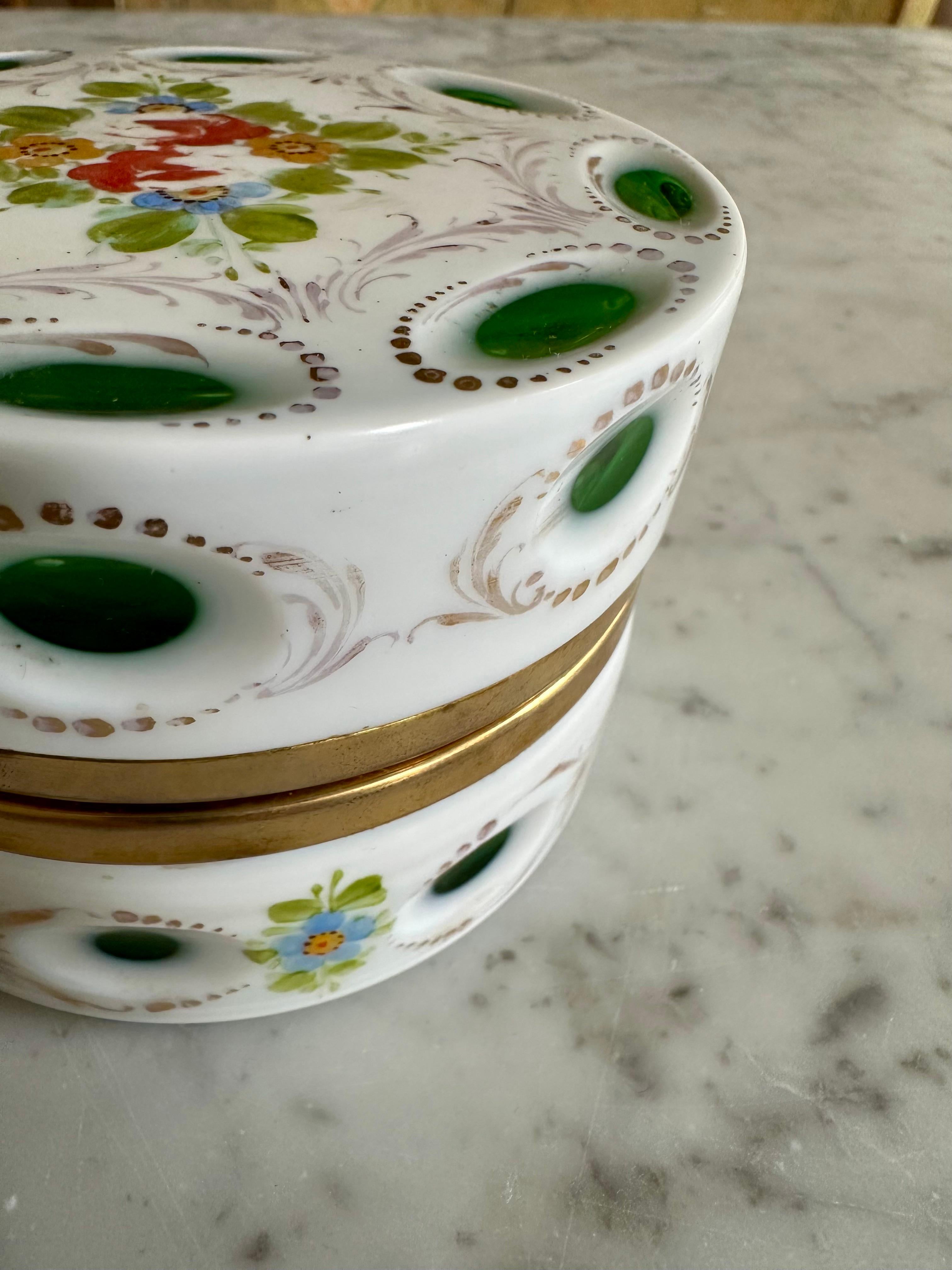 1890s Opaline Glass Lidded Box with Floral Ornament, white an green In Good Condition For Sale In Hamburg, DE