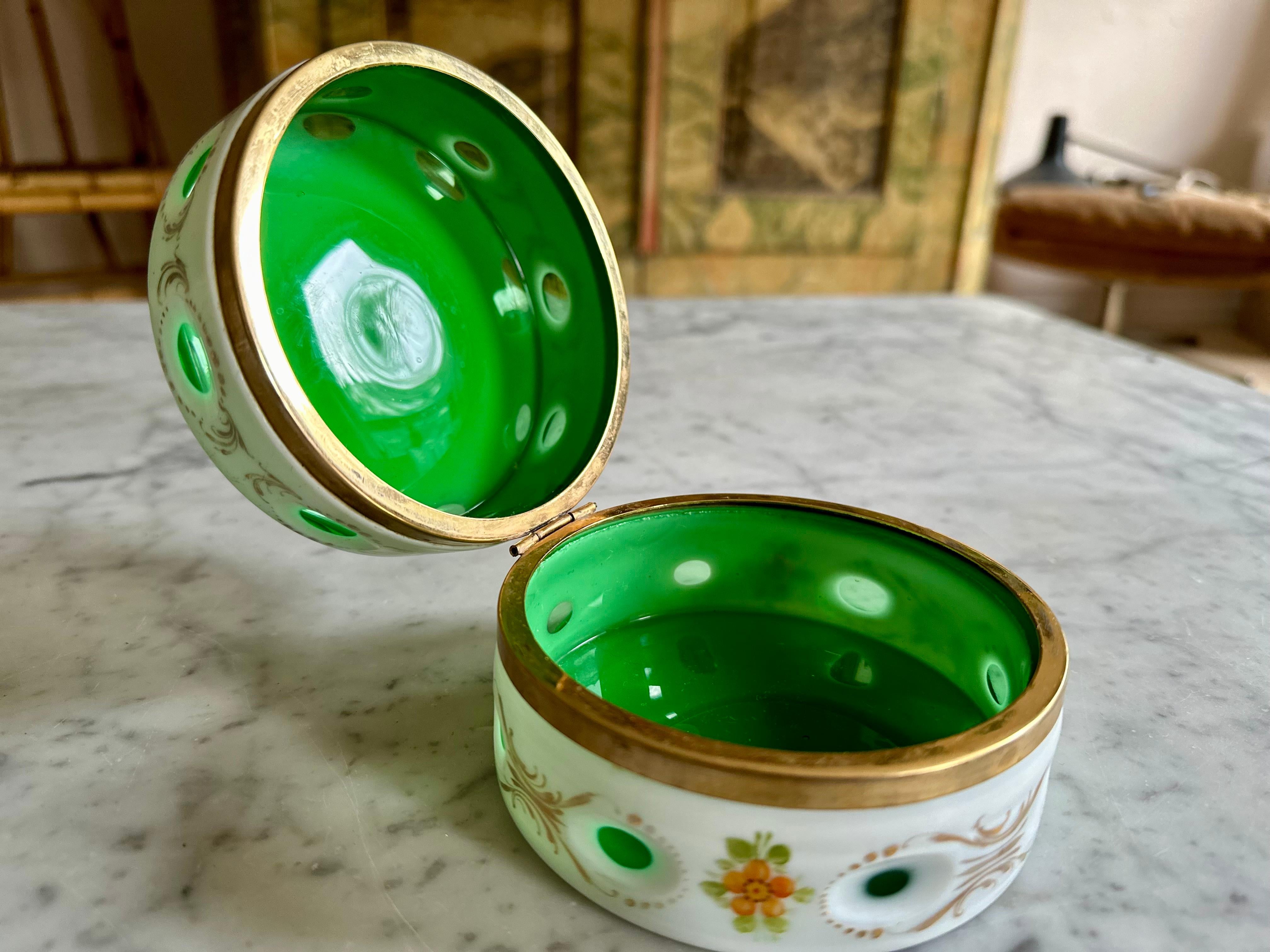 1890s Opaline Glass Lidded Box with Floral Ornament, white an green For Sale 2