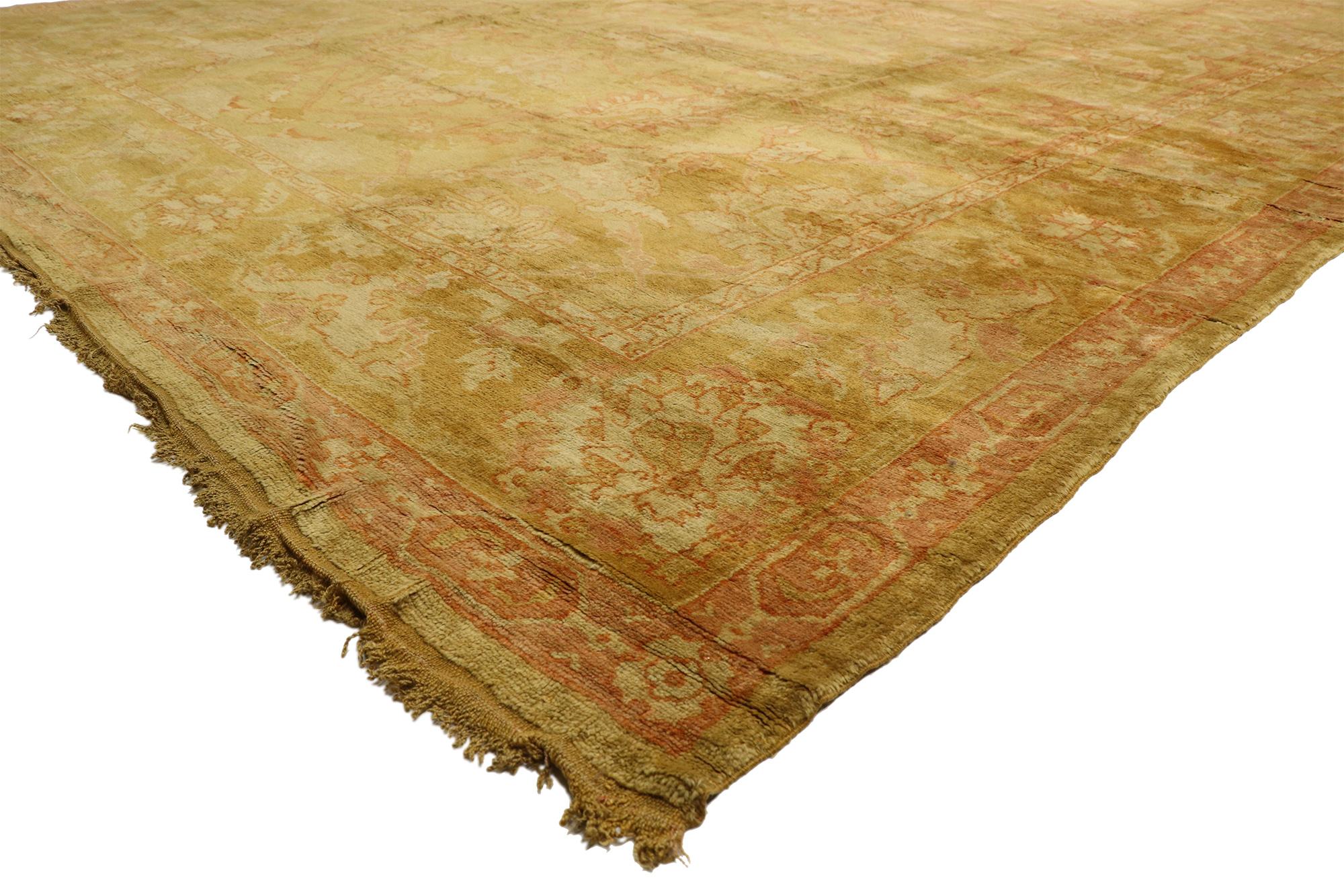 77441 Antiker türkischer Oushak-Teppich des späten 19. Jahrhunderts, 12'06 x 32'00. Dieser antike türkische Oushak-Teppich aus dem späten 19. Jahrhundert ist in eine goldene Wärme getaucht, die an die Pracht anatolischer Sonnenuntergänge erinnert,