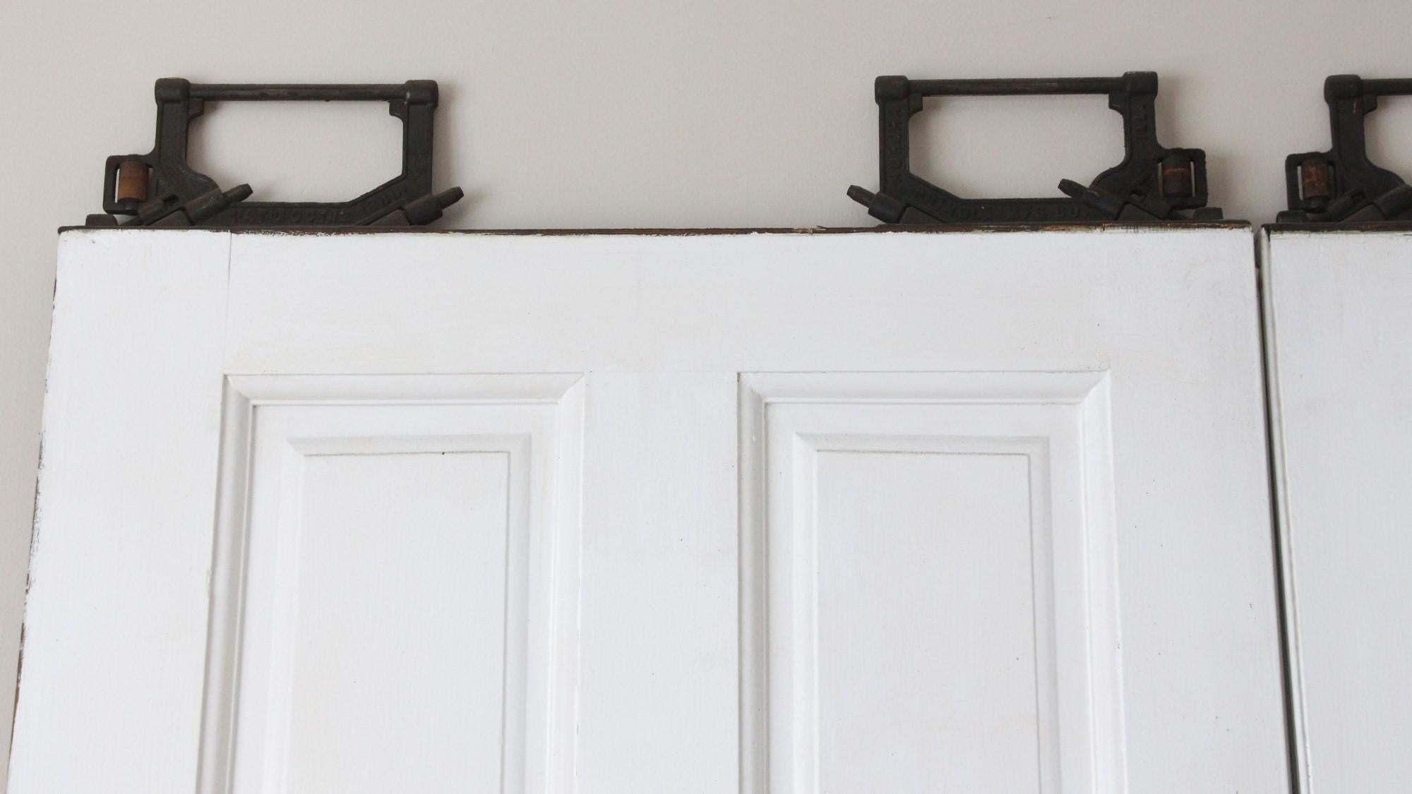 Die vierwandigen Taschentüren aus einem Herrenhaus eines Kohlebarons aus Scranton, Pennsylvania, aus den 1890er Jahren sind gut erhalten. Die Türen sind auf einer Seite in einem hellen Holzton und auf der gegenüberliegenden Seite in Weiß gehalten.
