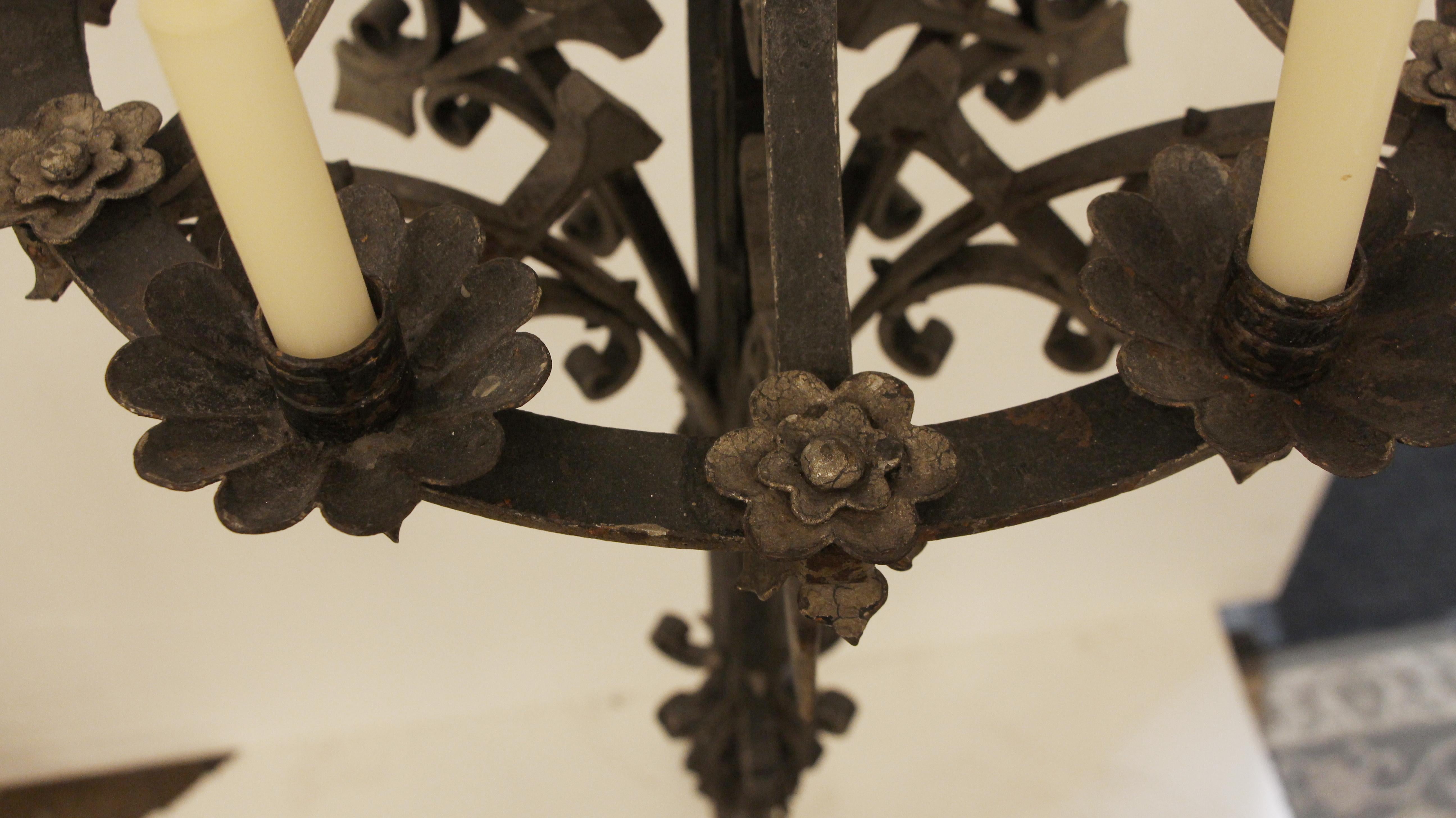 Paire de lampadaires à fleurs en fer forgé à la main des années 1800, 10 lampes chacune Bon état - En vente à New York, NY