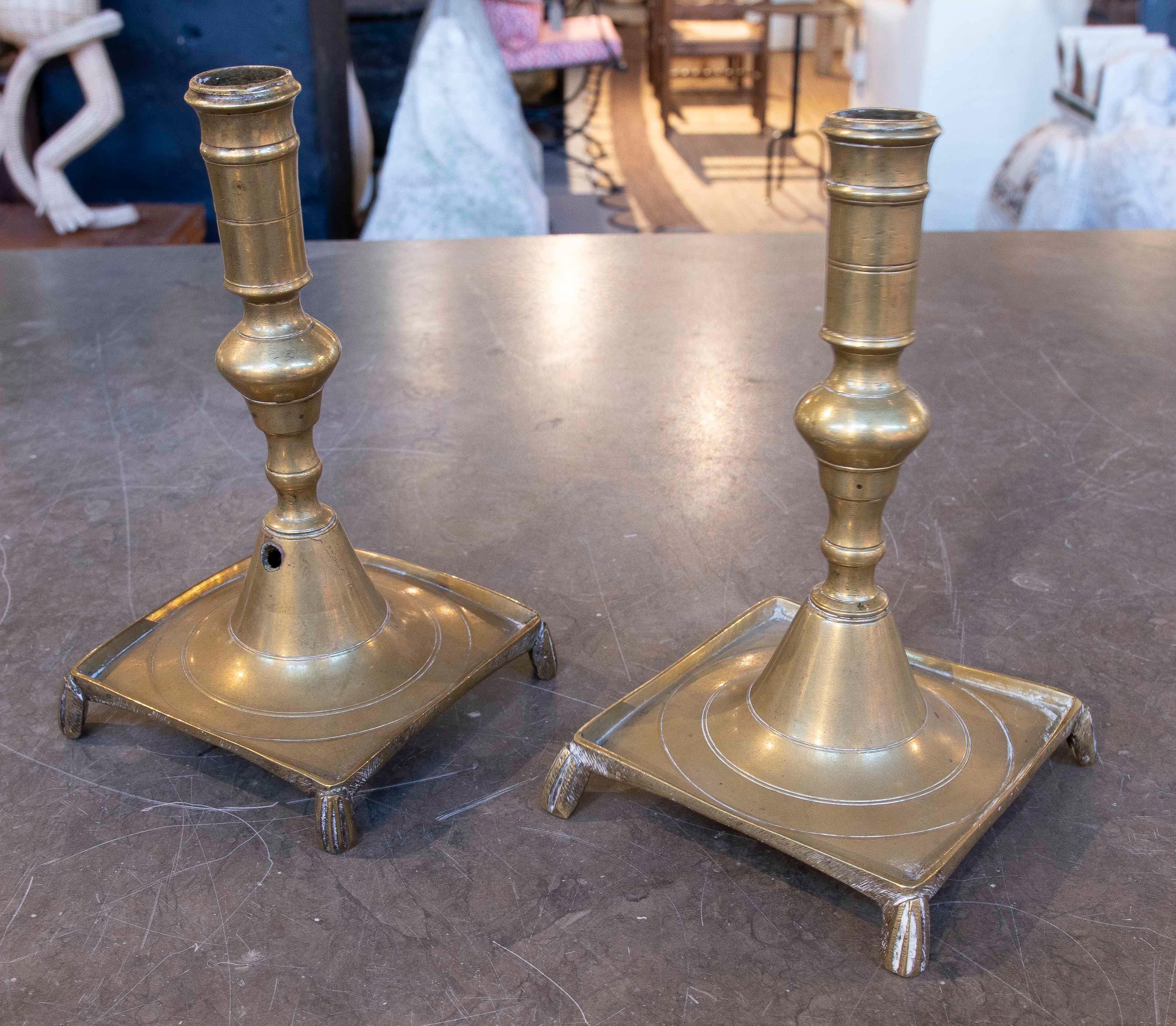 Spagnolo Coppia di candelieri spagnoli in bronzo del 1890 con base quadrata in vendita