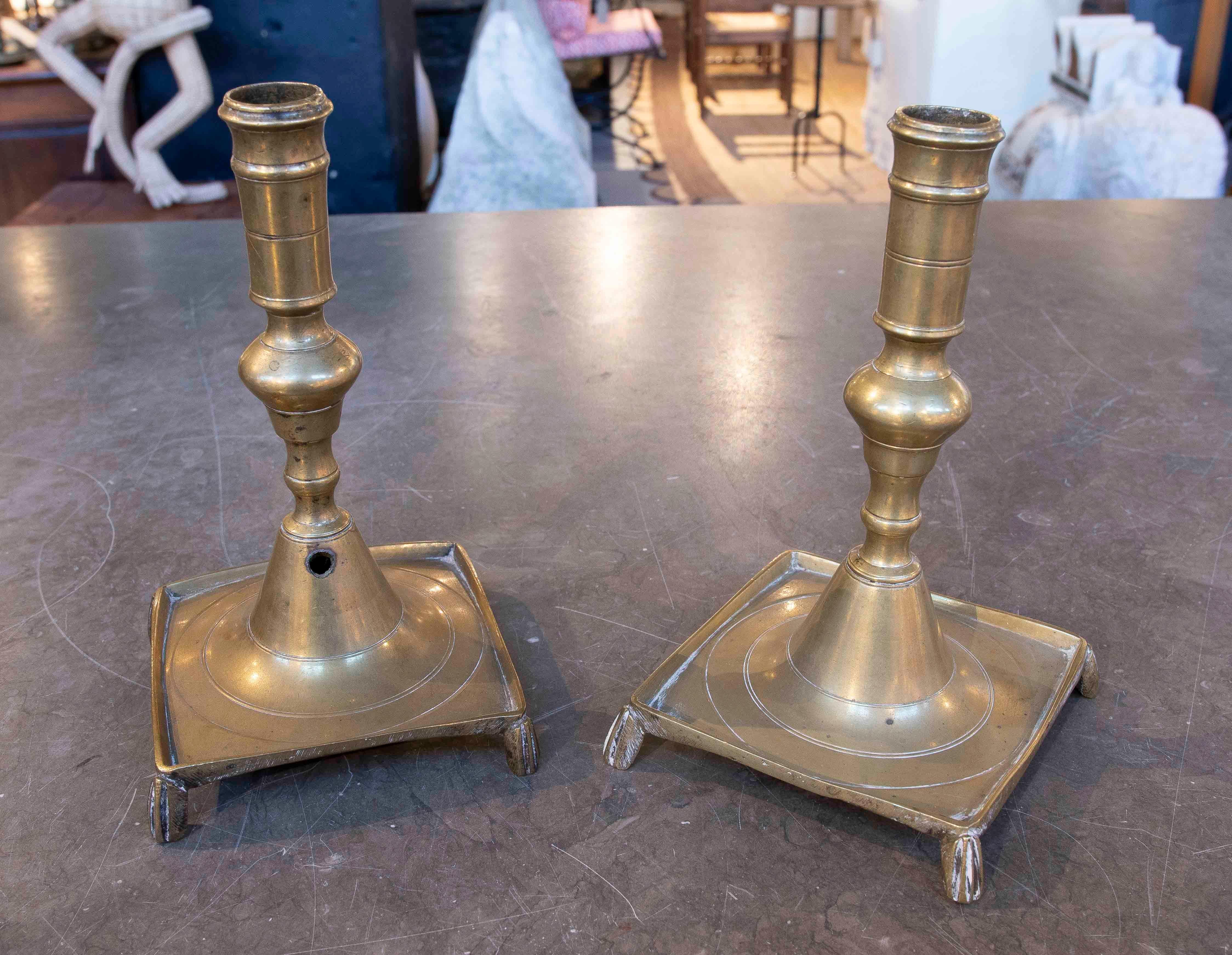 Coppia di candelieri spagnoli in bronzo del 1890 con base quadrata In condizioni buone in vendita a Marbella, ES
