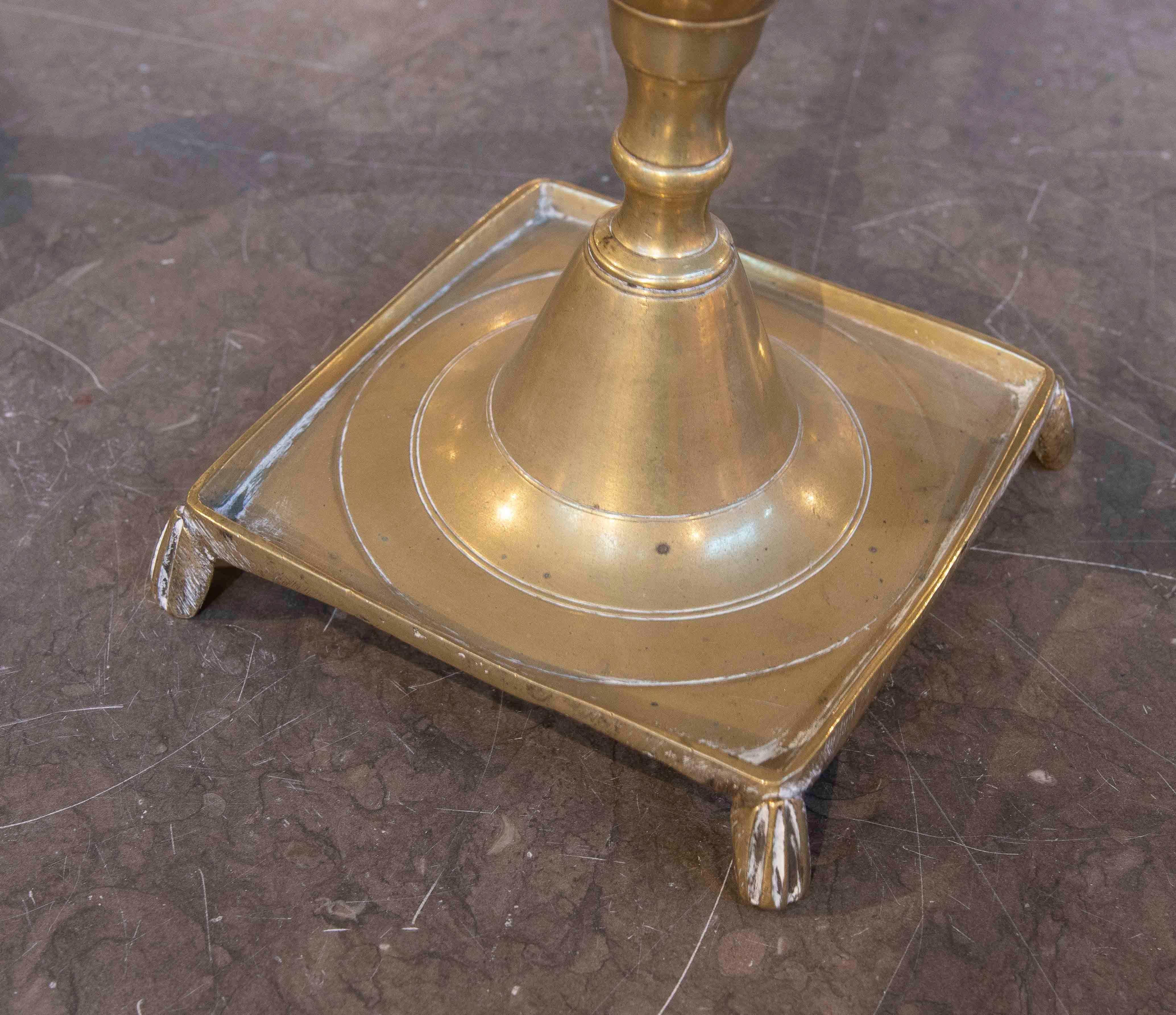 XIX secolo Coppia di candelieri spagnoli in bronzo del 1890 con base quadrata in vendita