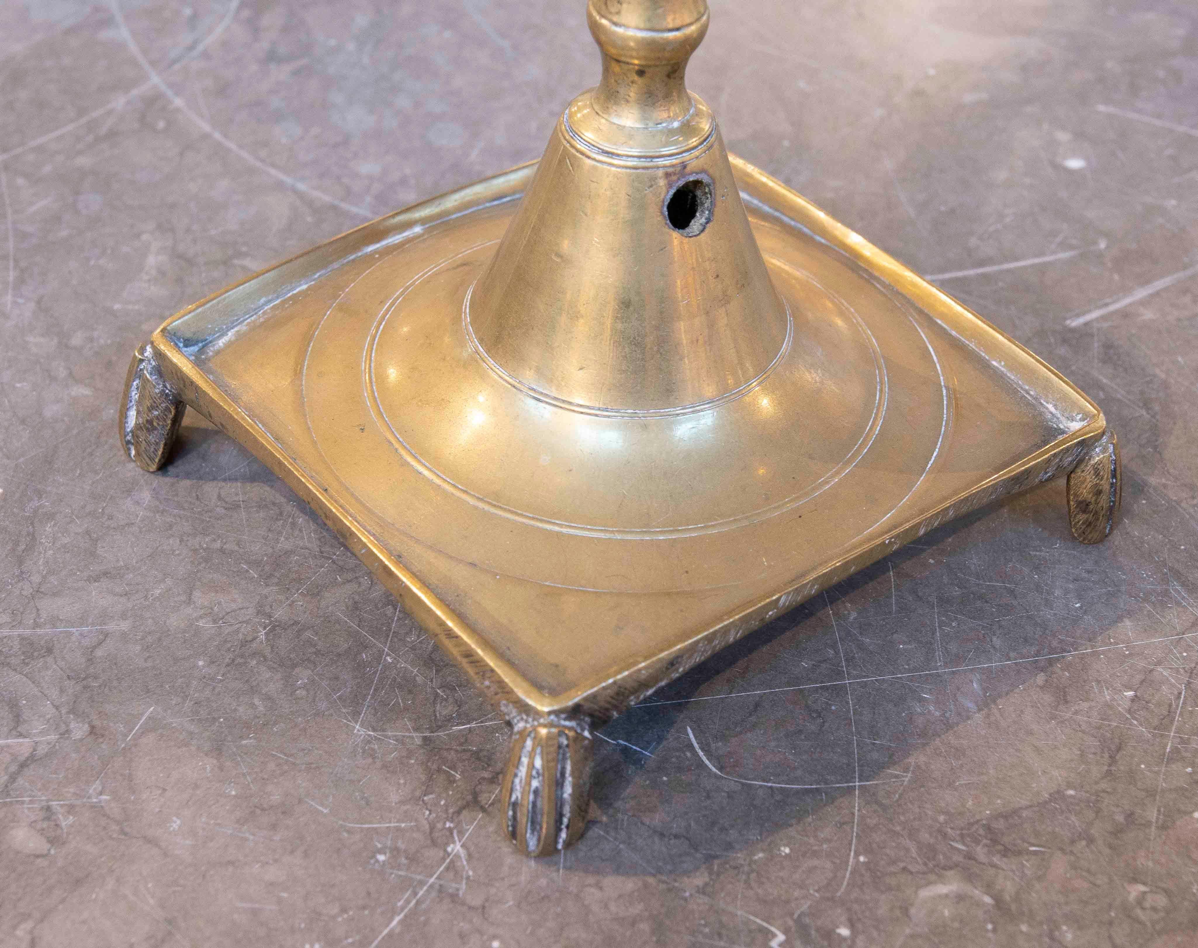 Bronzo Coppia di candelieri spagnoli in bronzo del 1890 con base quadrata in vendita