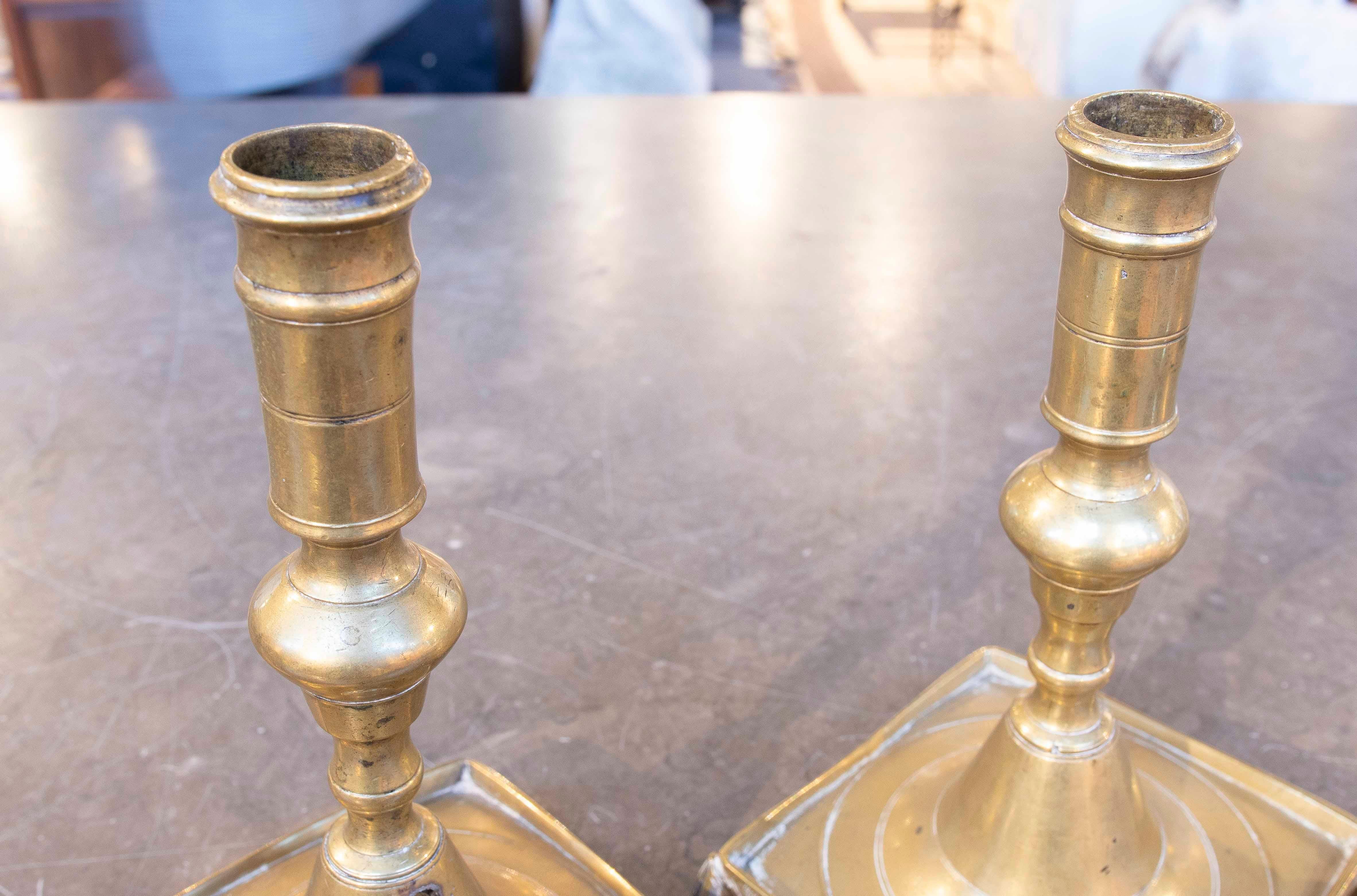 Coppia di candelieri spagnoli in bronzo del 1890 con base quadrata in vendita 2