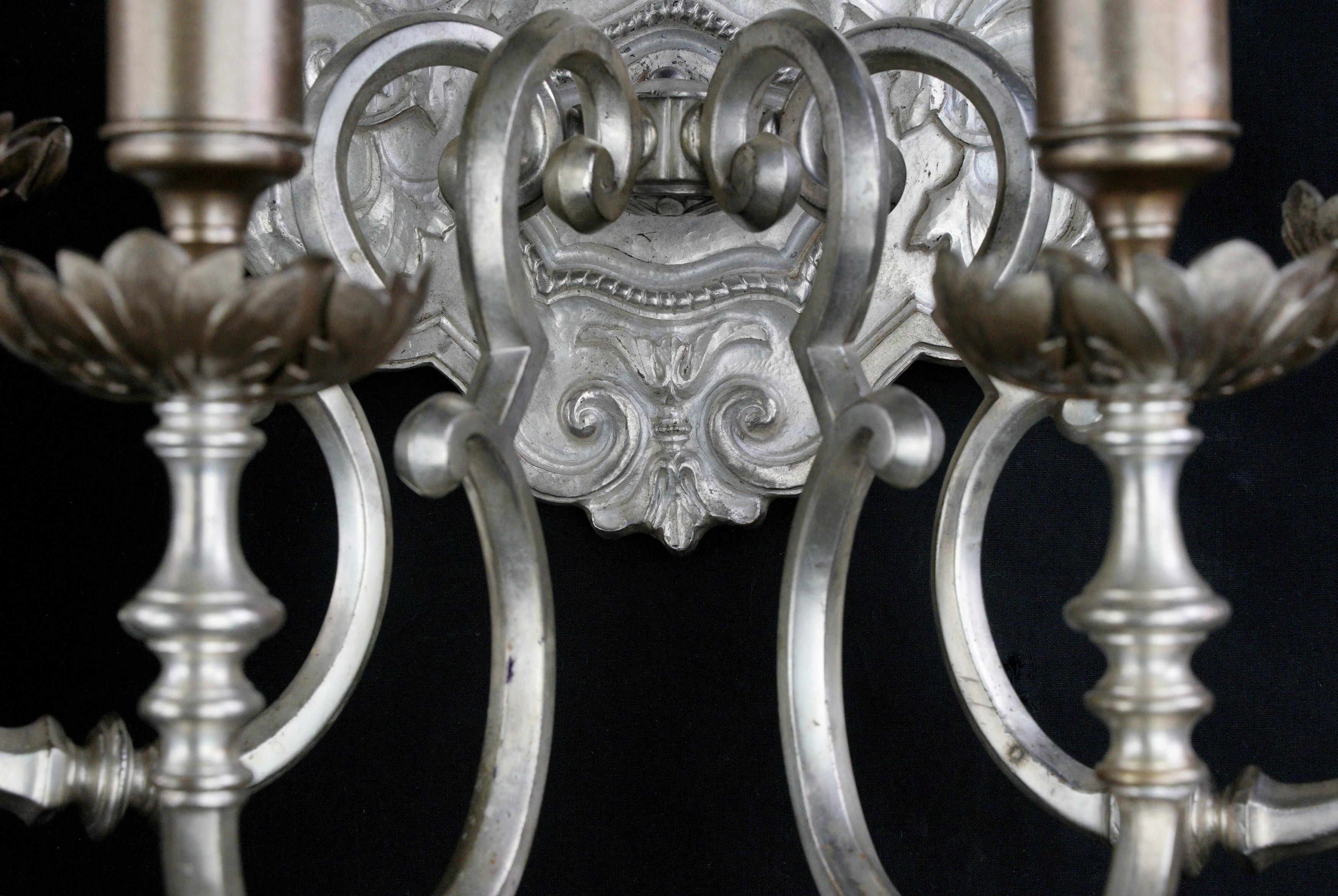 1890er Jahre Paar übergroße versilberte Bronzewandleuchter EF Caldwell im Angebot 5