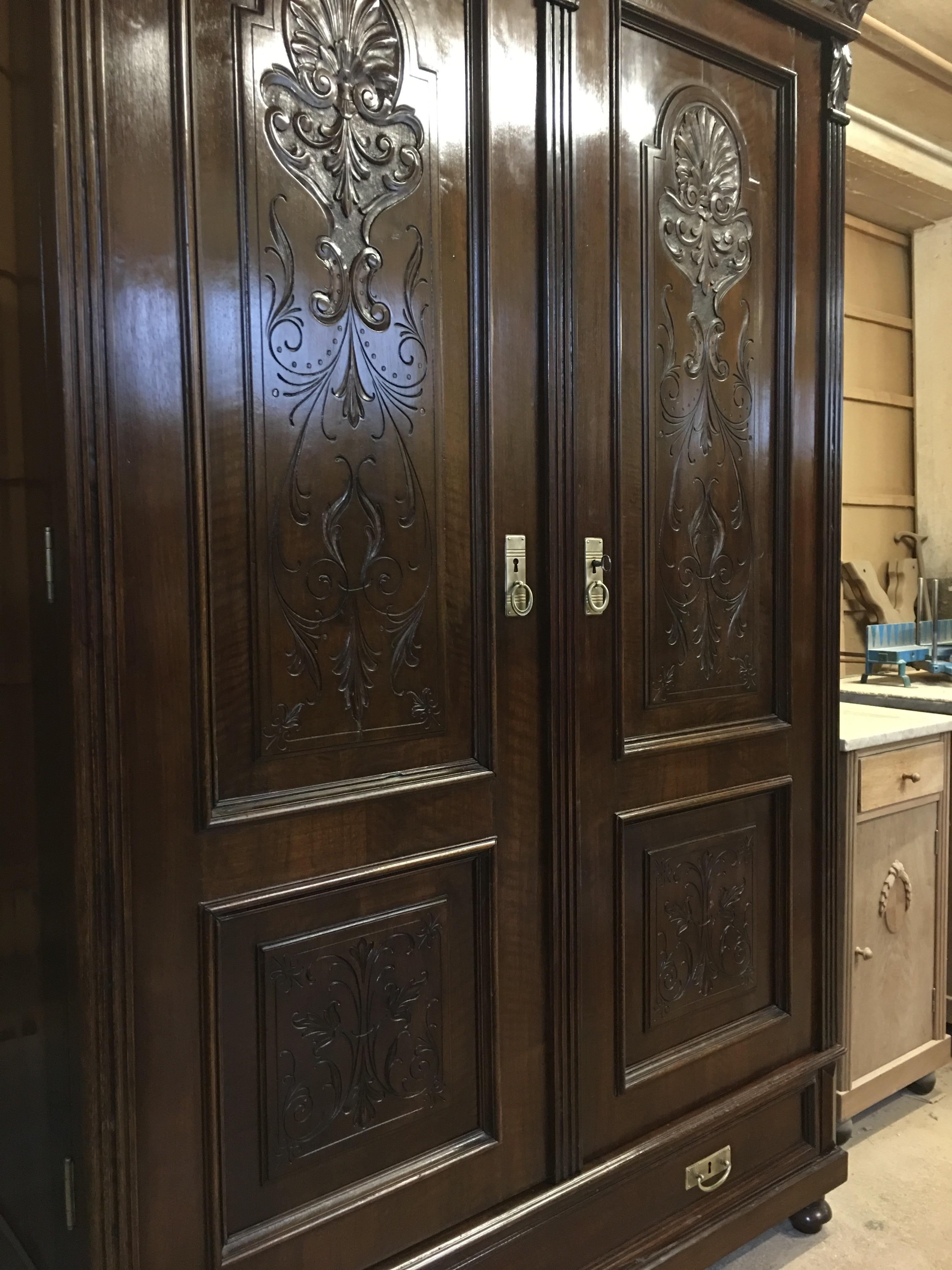 1890s Prague Wilhelminian Style Walnut Wardrobe Polished Shellac In Good Condition For Sale In Senden, NRW