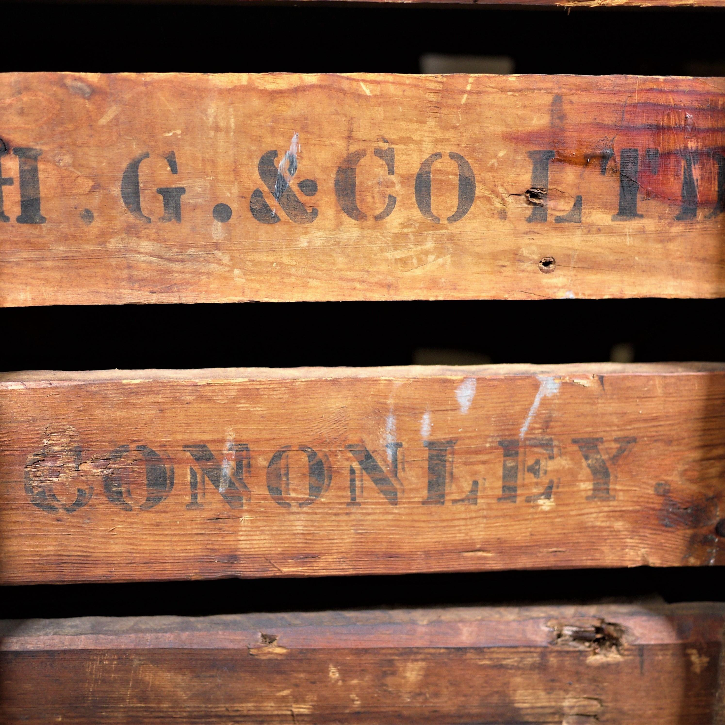 1890s Small Mill Decorative Box/Storage Box 'Closed' In Good Condition In Hook, Hampshire