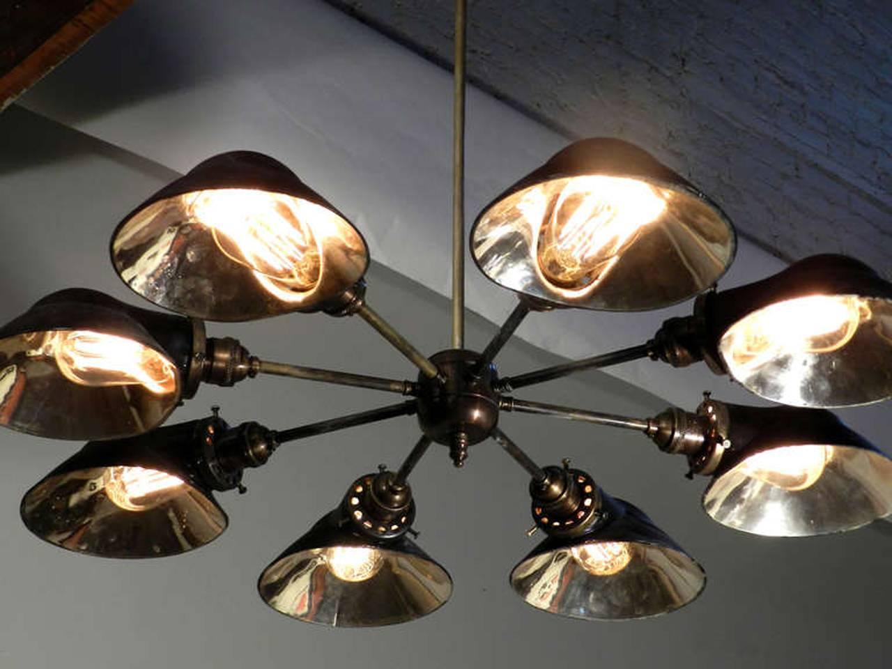 Ci siamo ispirati a questa straordinaria collezione di paralumi in vetro di mercurio abbinati (Black over Mirror) e all'illuminazione elettrica presente nelle prime sale operatorie. I paralumi sono in stile mestolo con finitura satinata e a