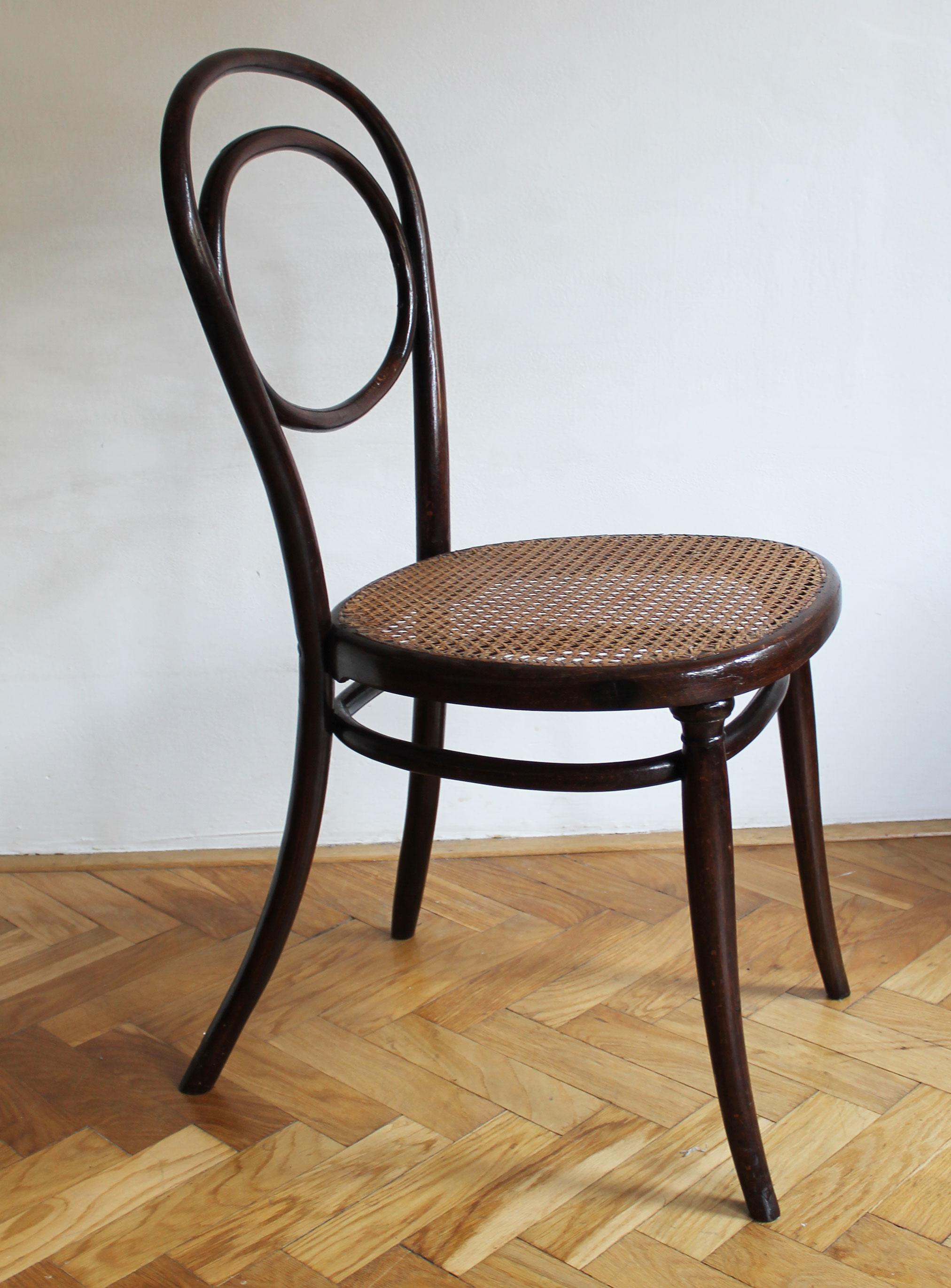 Rare chaise de salle à manger en bois courbé avec une belle assise en bois à motifs et en rotin tressé. Cette pièce a été conçue et fabriquée par Gebrüder Thonet vers 1850. Cette chaise figure dans l'ancien catalogue de meubles de Thonet sous le nom