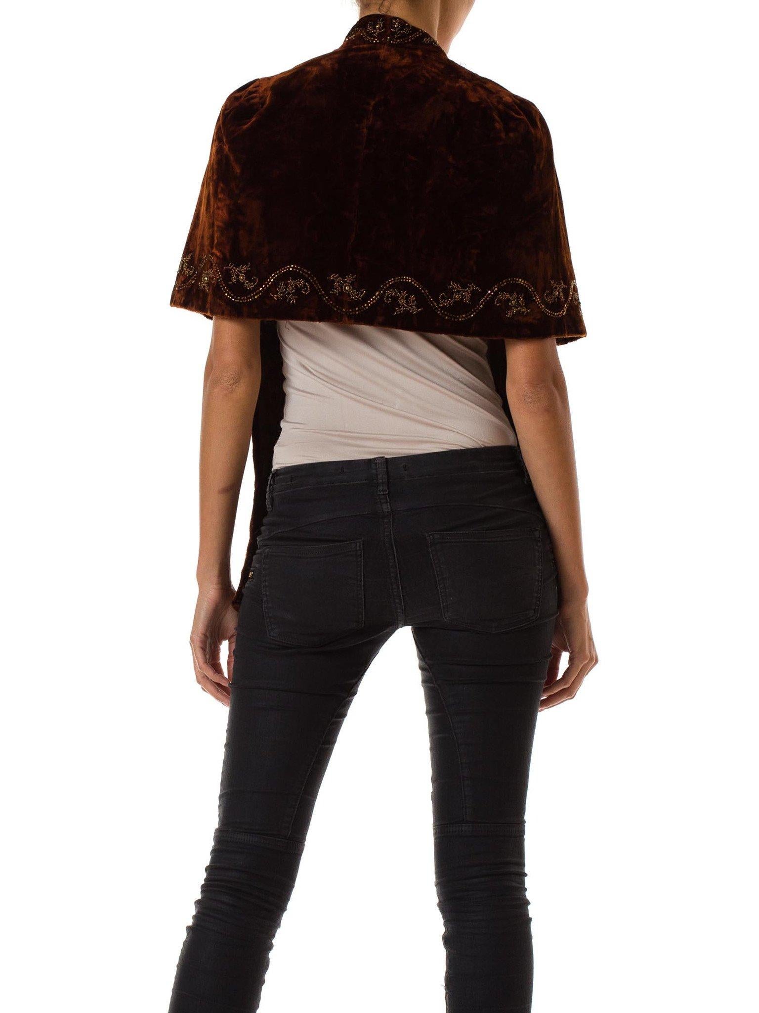 Victorian Cigar Brown Silk Velvet Hand Beaded 1880S Short Cape In Excellent Condition For Sale In New York, NY