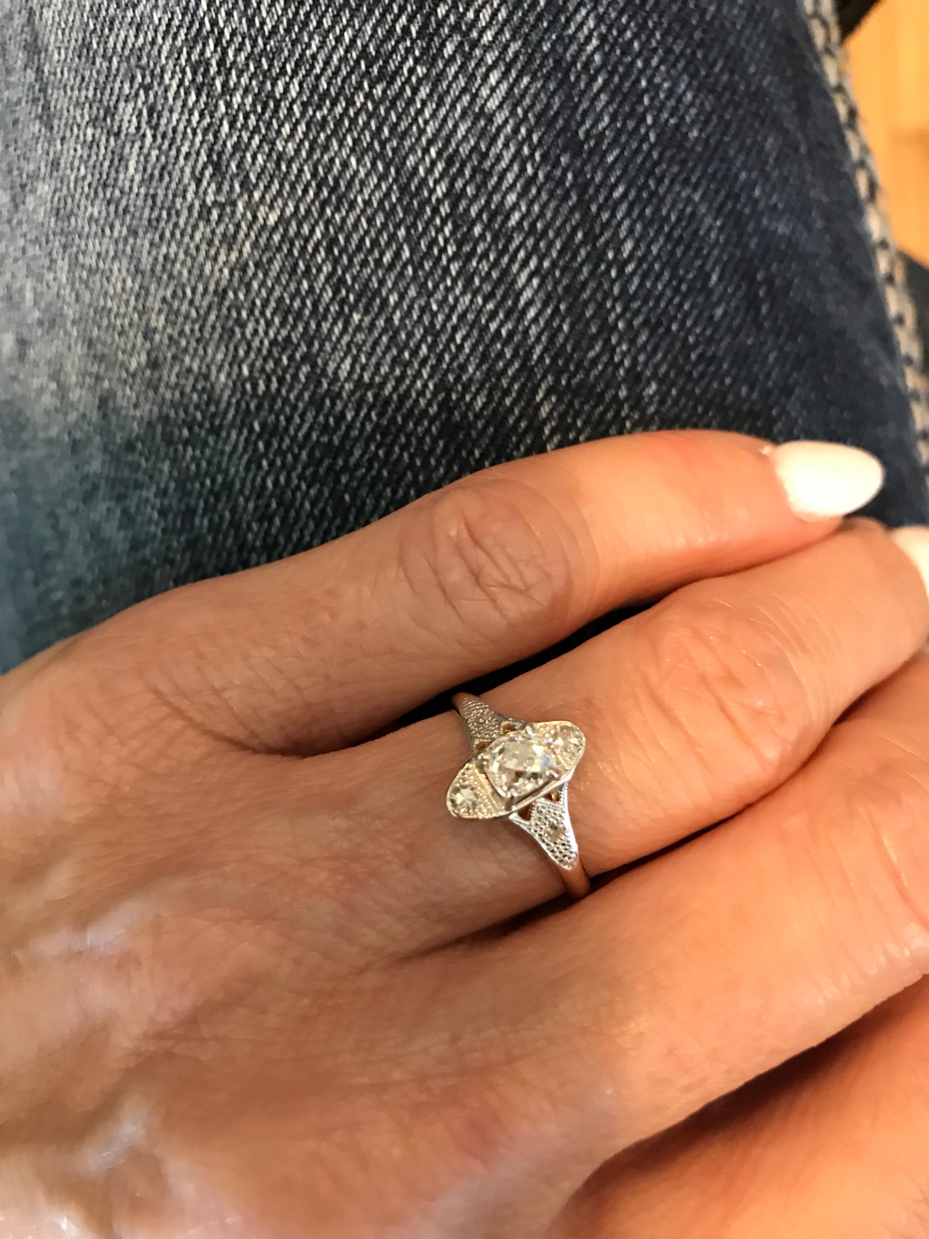 Bague de fiançailles bicolore victorienne des années 1890 avec diamant taille coussin taille vieille mine de 0,60 carat 3