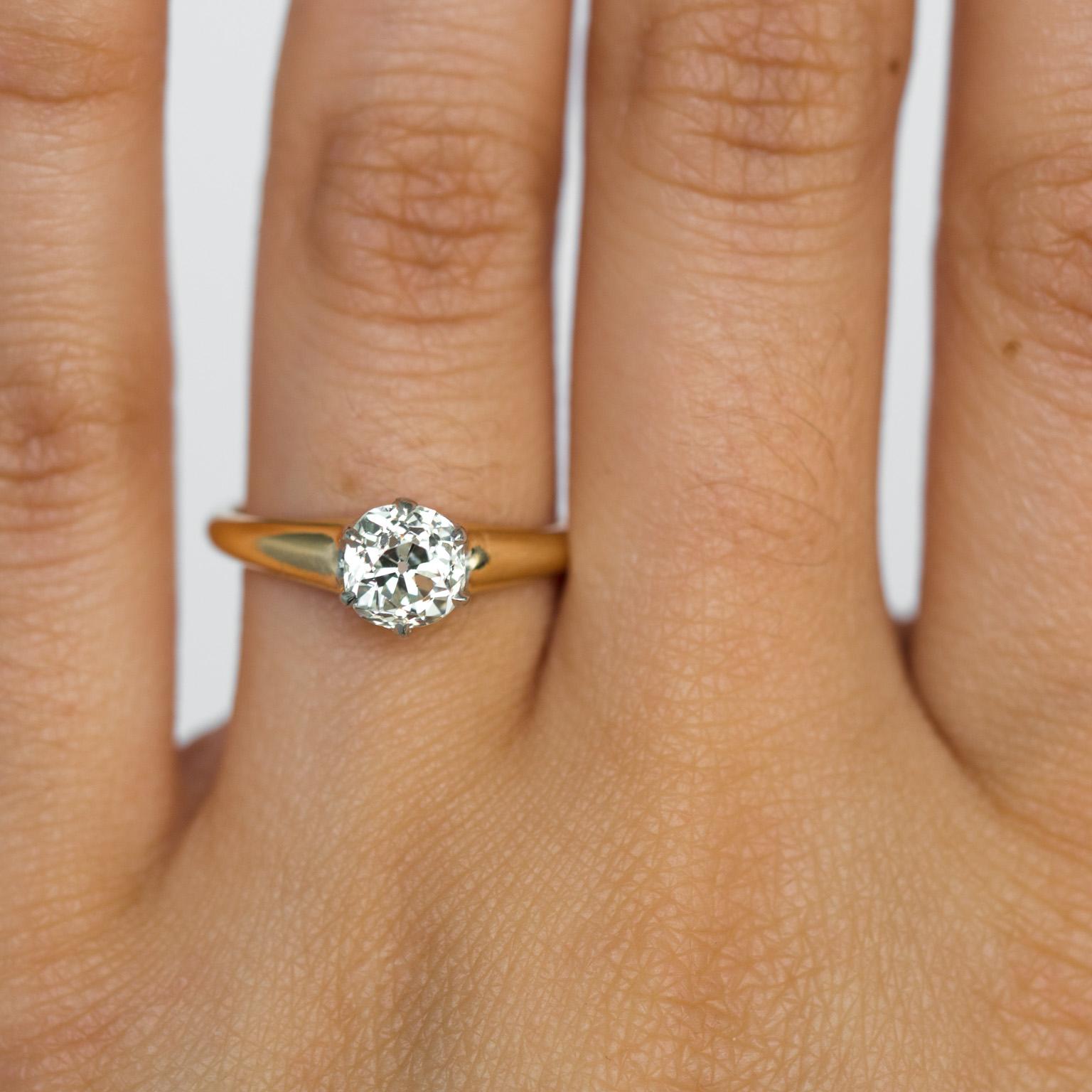 1890er Jahre viktorianischer Verlobungsring mit 0,94 Karat Diamant im antiken Kissenschliff im Angebot 1