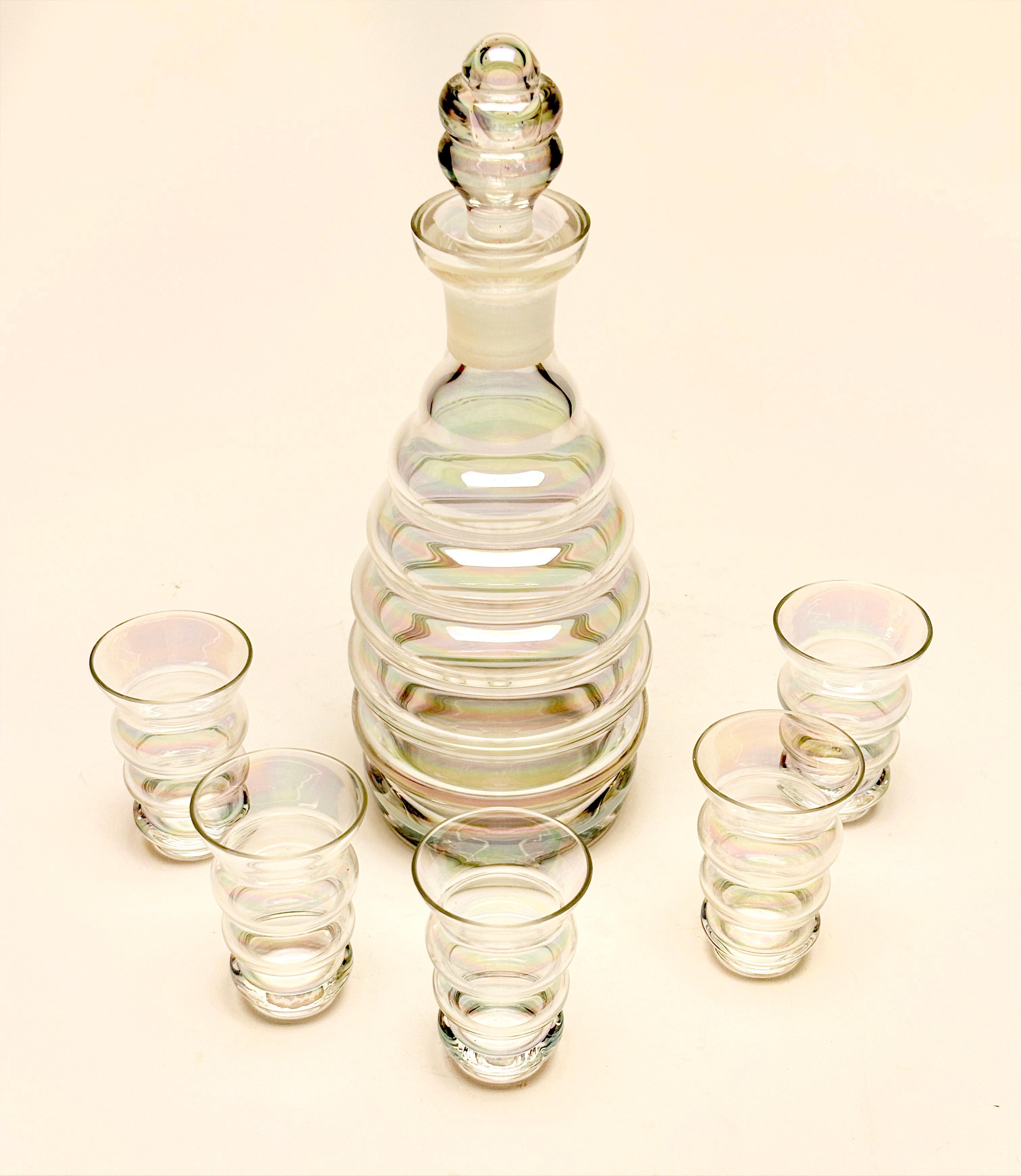 Se potessi catturare la più bella bolla iridescente dal cielo e trasformarla in qualcosa di permanente da gustare, questo set di decanter e cordiale Victorian Beehive, realizzato in modo stravagante, sarebbe il risultato. Realizzati con dettagli