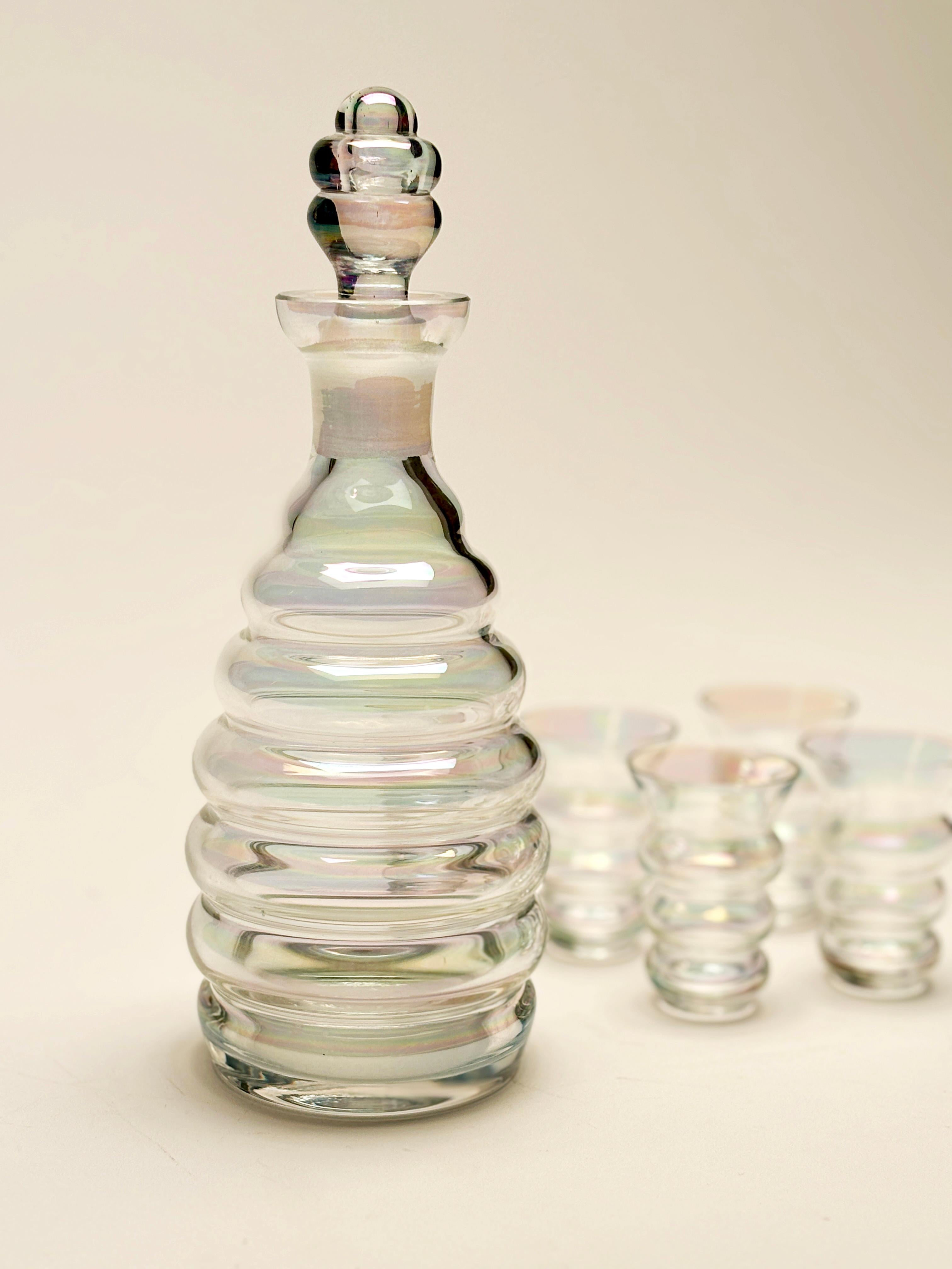 Vetro soffiato Decanter a forma di alveare vittoriano del 1890 e cinque bicchieri da cordiale in vendita