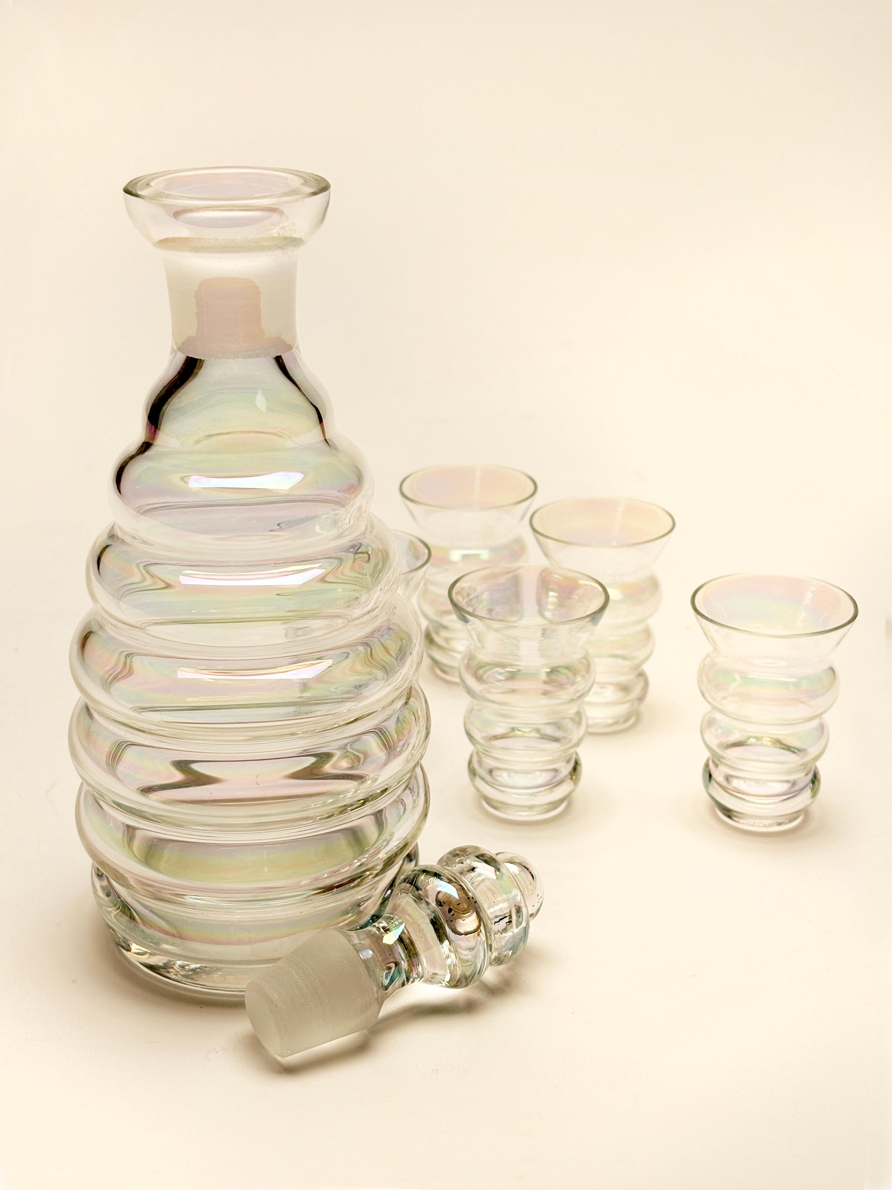 Decanter a forma di alveare vittoriano del 1890 e cinque bicchieri da cordiale in vendita 2