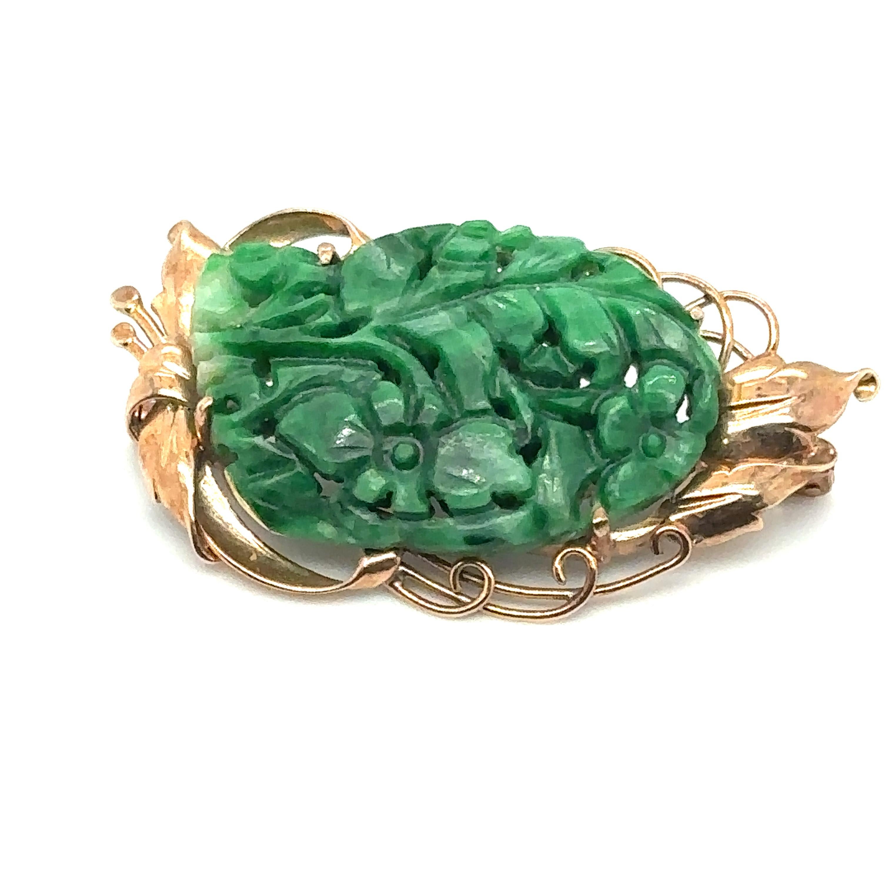 Rough Cut 1890s Victorian Carved Green Jade Brooch with Leaf Design in 14 Karat Gold For Sale