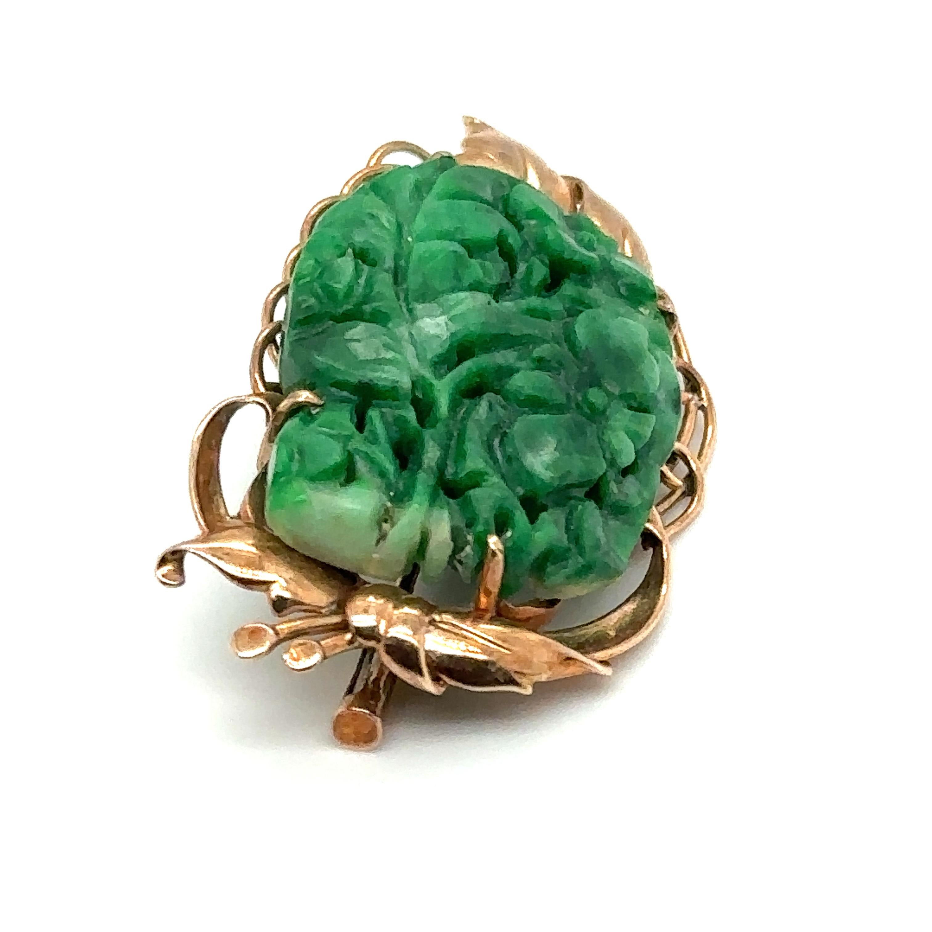 1890s Victorian Carved Green Jade Brooch with Leaf Design in 14 Karat Gold In Excellent Condition For Sale In Atlanta, GA