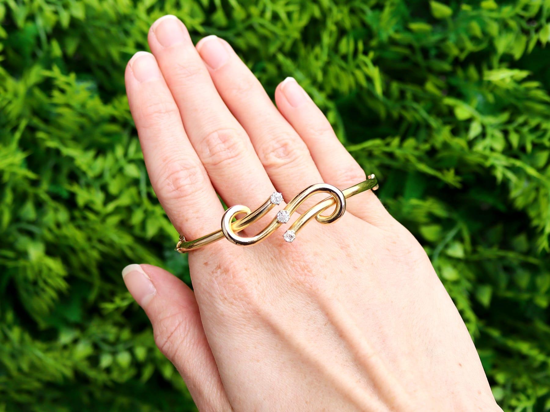 Un beau et impressionnant bracelet victorien ancien en or jaune 18 carats et diamant de 0,15 carat, qui fait partie de nos diverses collections de bijoux anciens et de bijoux de succession.

Ce bracelet en diamant ancien, fin et impressionnant, a