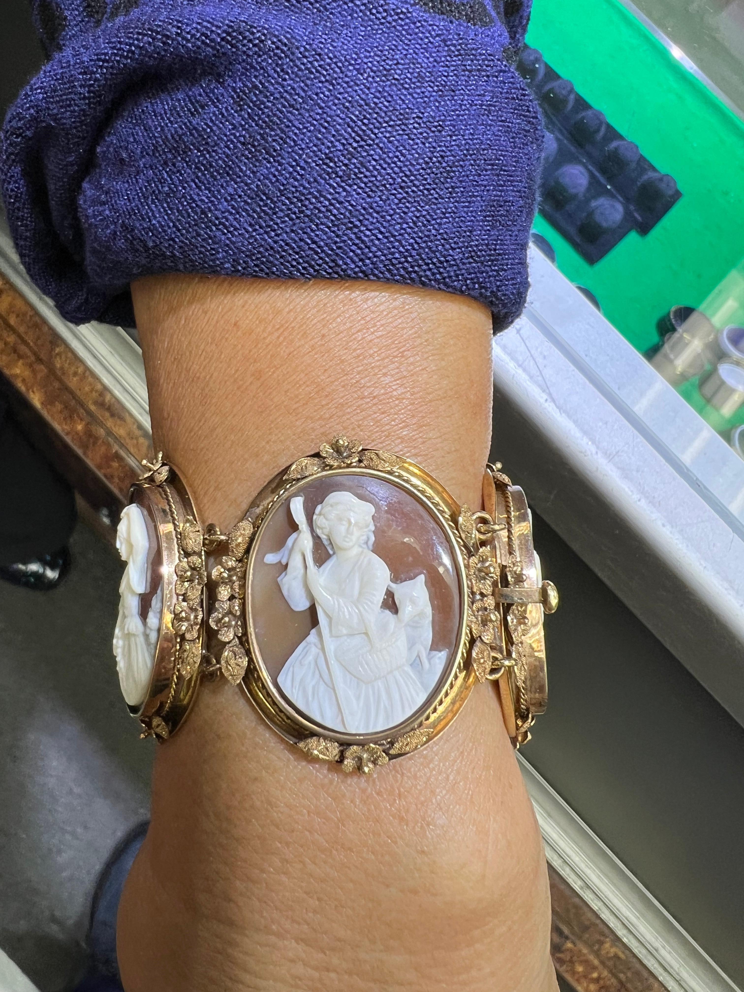 1890s Victorian Five Sardonyx Shell Cameo Gold Bracelet Unisexe en vente