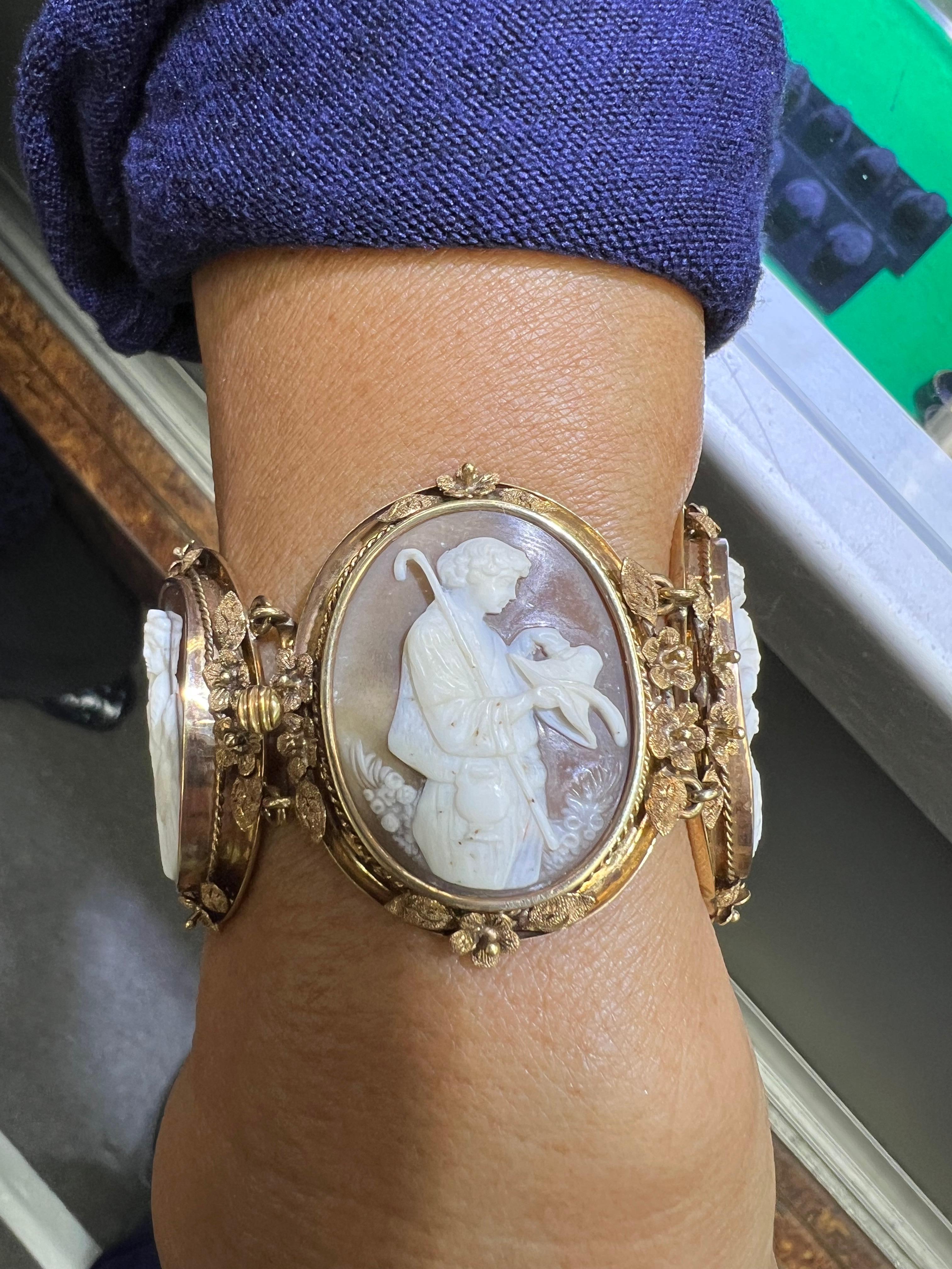 1890s Victorian Five Sardonyx Shell Cameo Gold Bracelet en vente 1