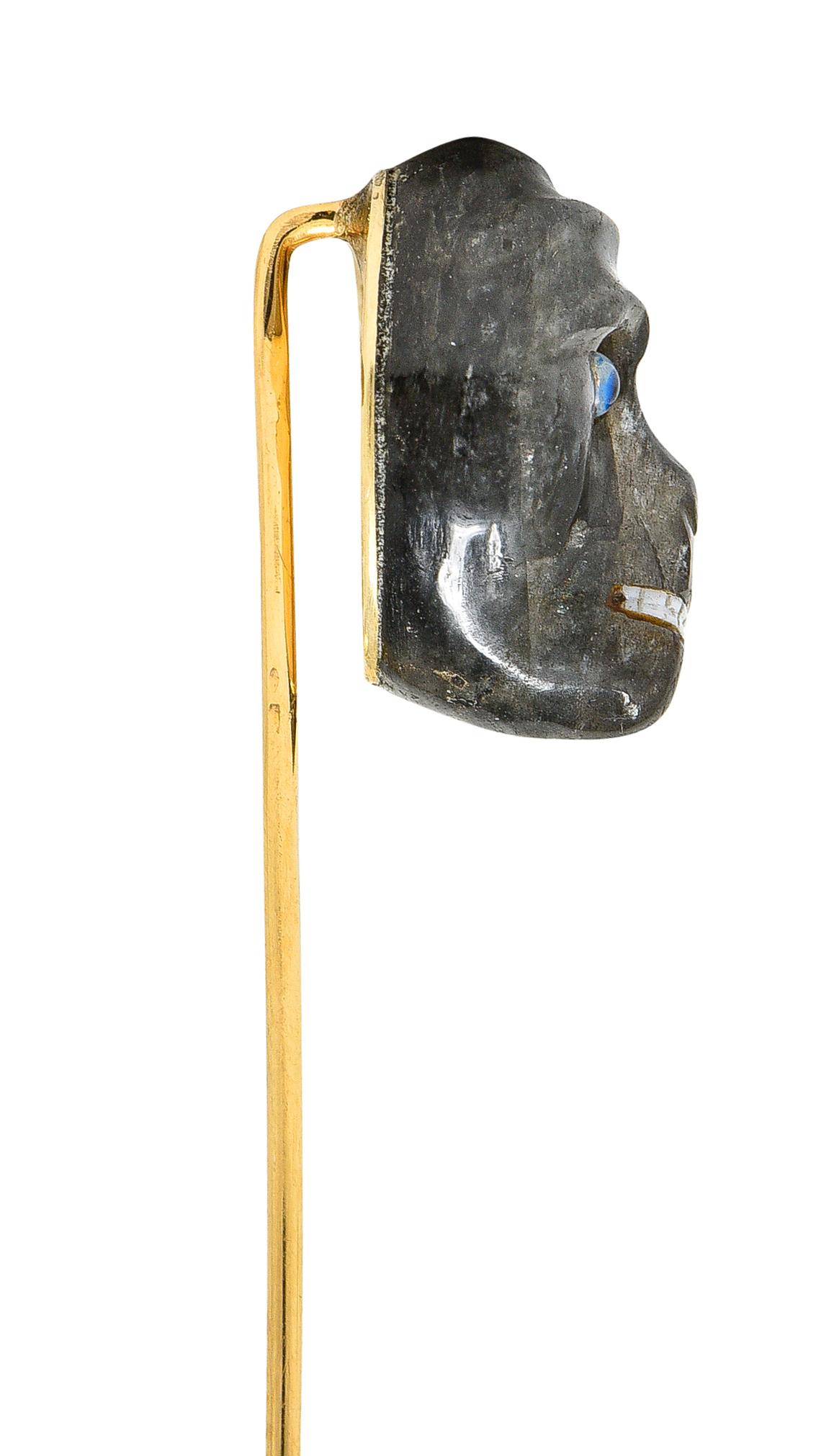Épingle à cravate ancienne victorienne en verre labradorite et or jaune 14 carats avec Gorilla, années 1890 Excellent état - En vente à Philadelphia, PA