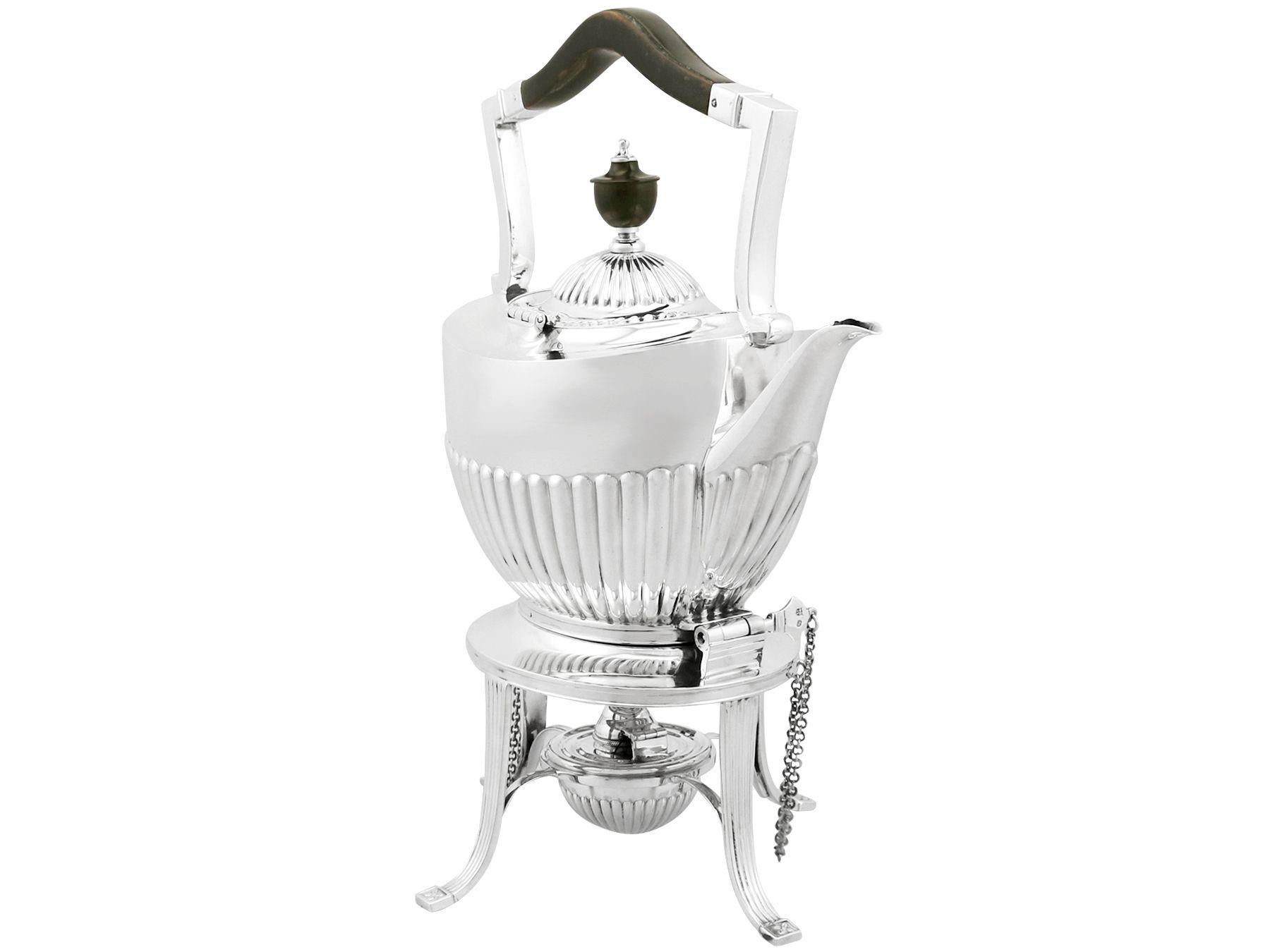 1890s Victoriana Estilo Queen Anne Tetera Spirit de Plata de Ley Victoriano en venta