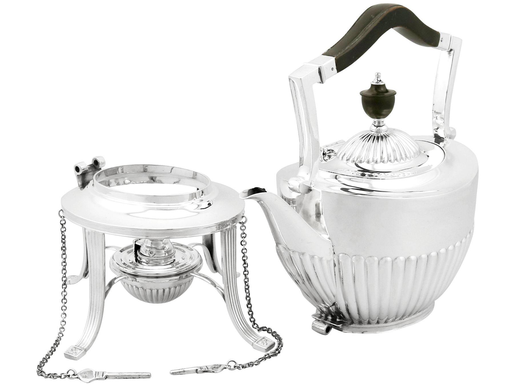 1890s Victoriana Estilo Queen Anne Tetera Spirit de Plata de Ley Fines del siglo XIX en venta