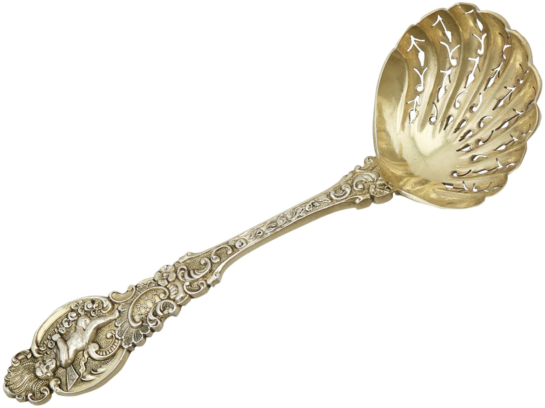 Viktorianischer Sterling Silber vergoldeter Zuckersieblöffel und Schale aus den 1890er Jahren im Angebot 4