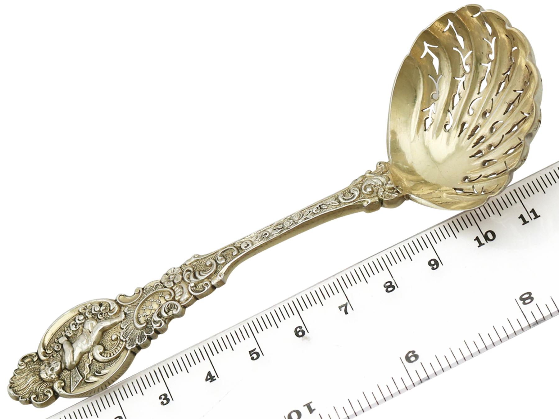 Viktorianischer Sterling Silber vergoldeter Zuckersieblöffel und Schale aus den 1890er Jahren im Angebot 5