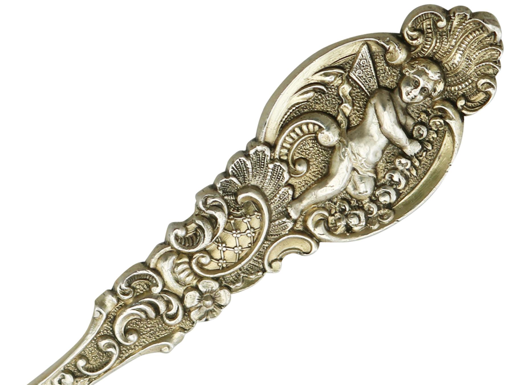 Viktorianischer Sterling Silber vergoldeter Zuckersieblöffel und Schale aus den 1890er Jahren im Angebot 6