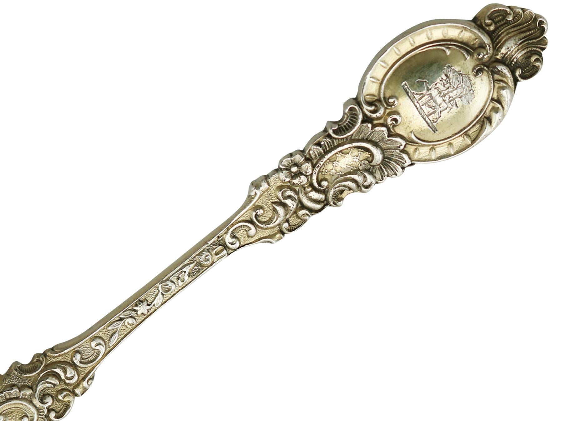 Viktorianischer Sterling Silber vergoldeter Zuckersieblöffel und Schale aus den 1890er Jahren im Angebot 7