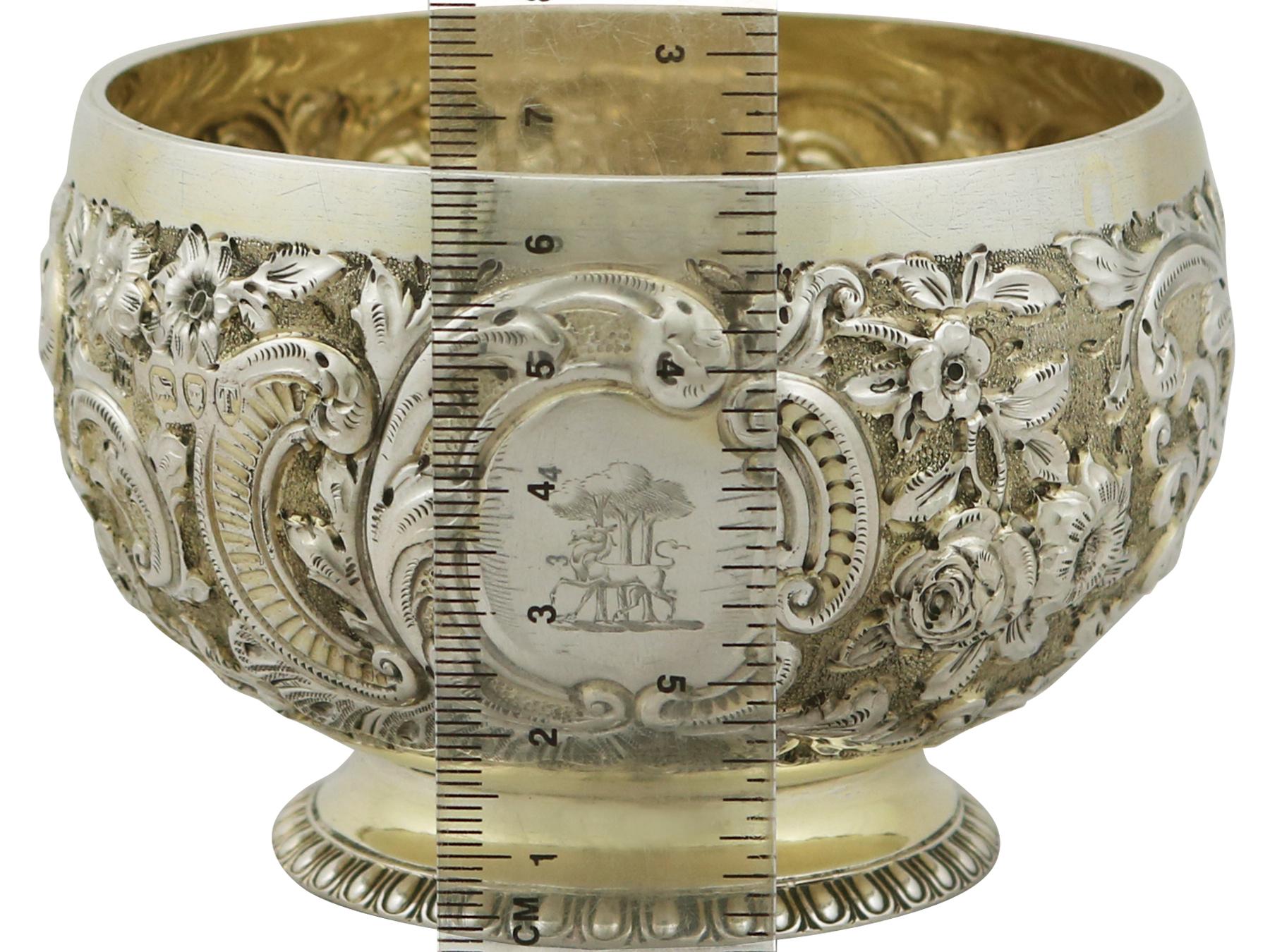 Viktorianischer Sterling Silber vergoldeter Zuckersieblöffel und Schale aus den 1890er Jahren (19. Jahrhundert) im Angebot