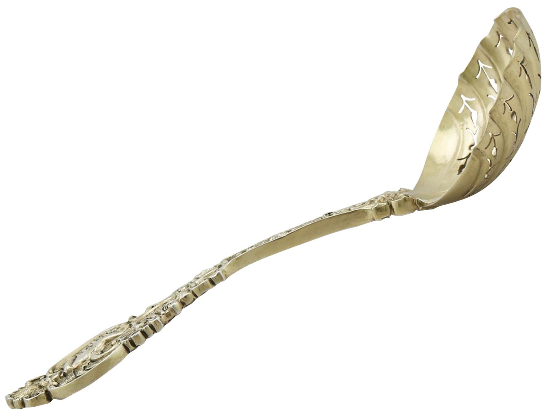 Viktorianischer Sterling Silber vergoldeter Zuckersieblöffel und Schale aus den 1890er Jahren im Angebot 3