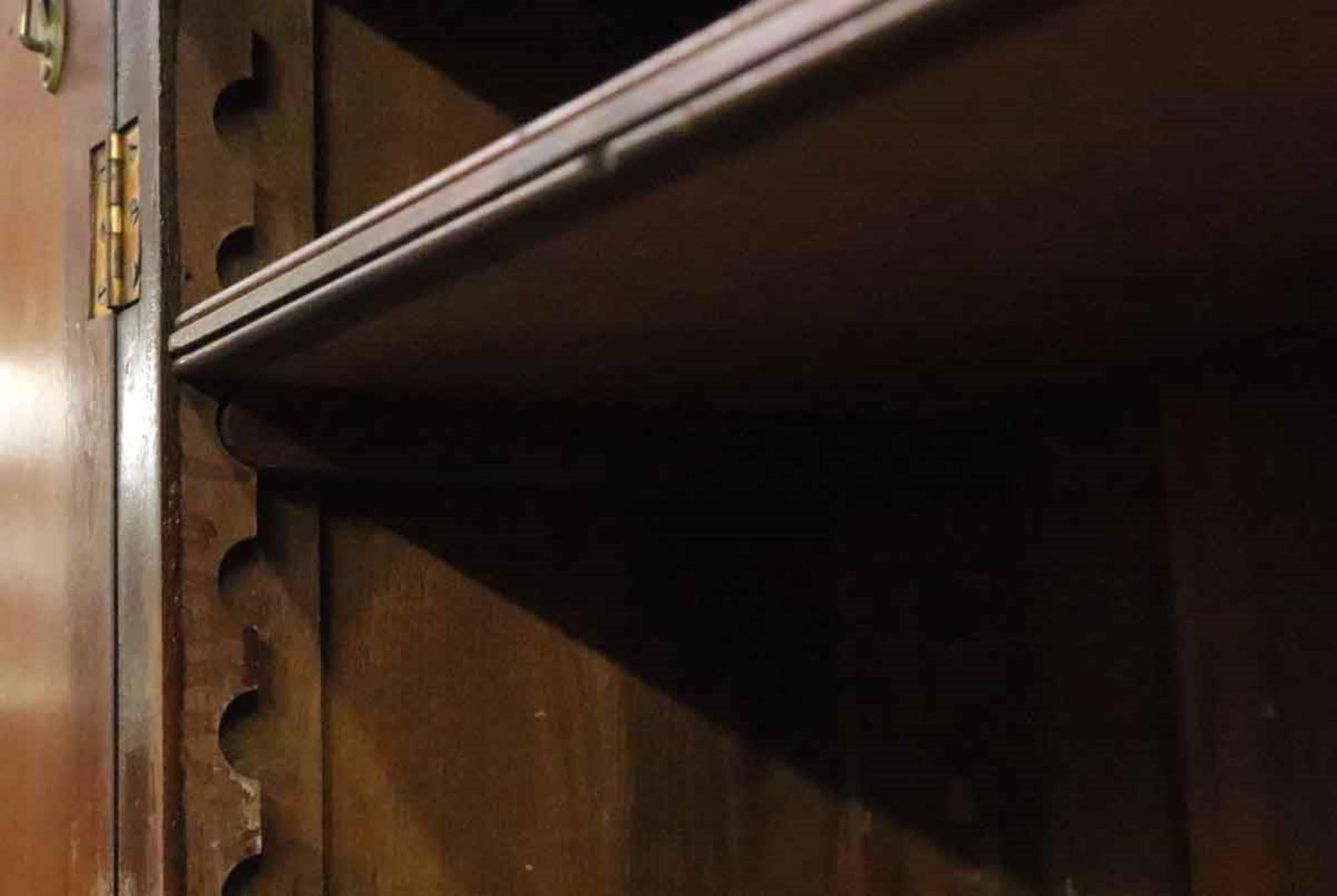 Librería victoriana de nogal de 1890 con cinco estantes regulables y puertas de cristal 3
