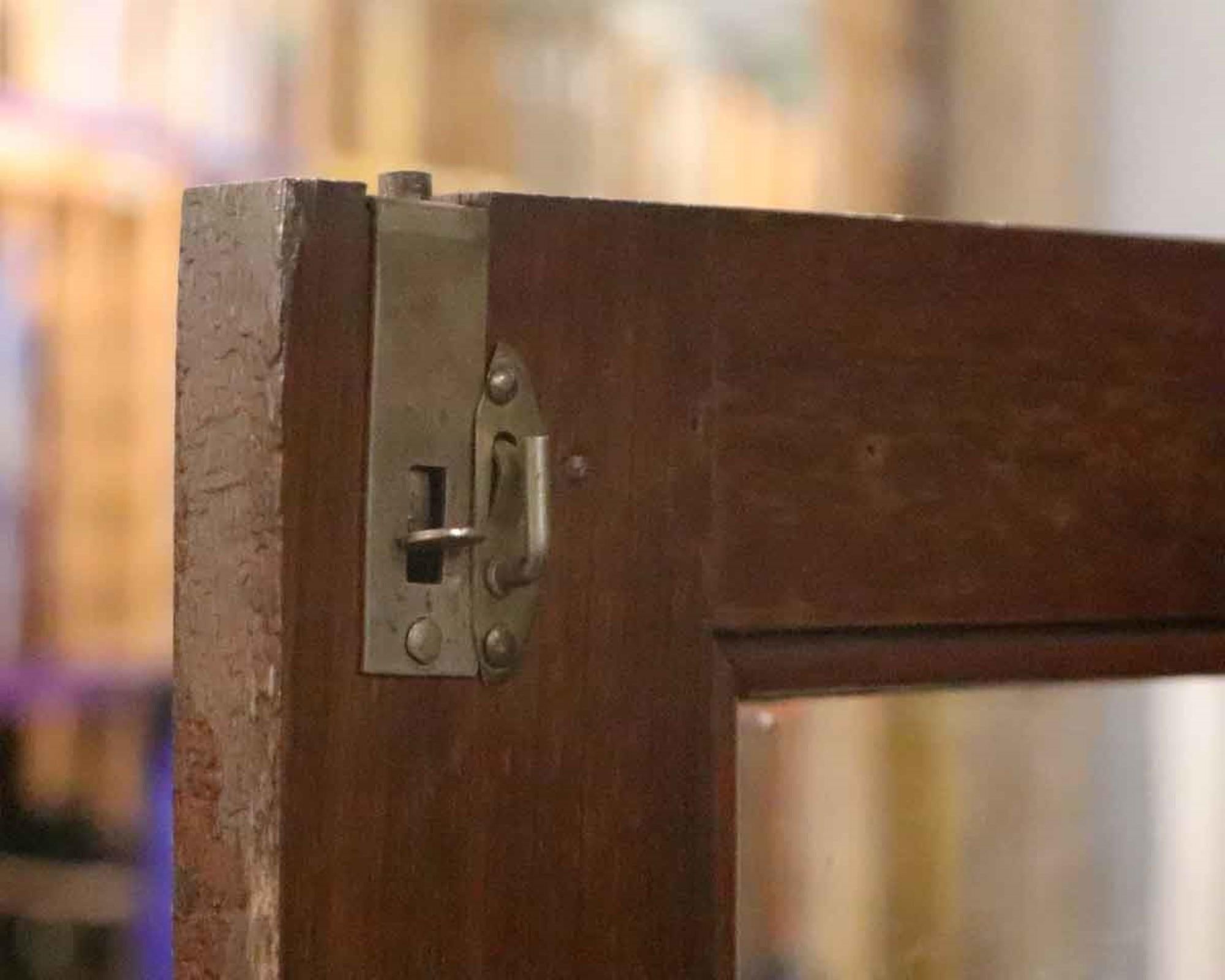 Librería victoriana de nogal de 1890 con cinco estantes regulables y puertas de cristal 5