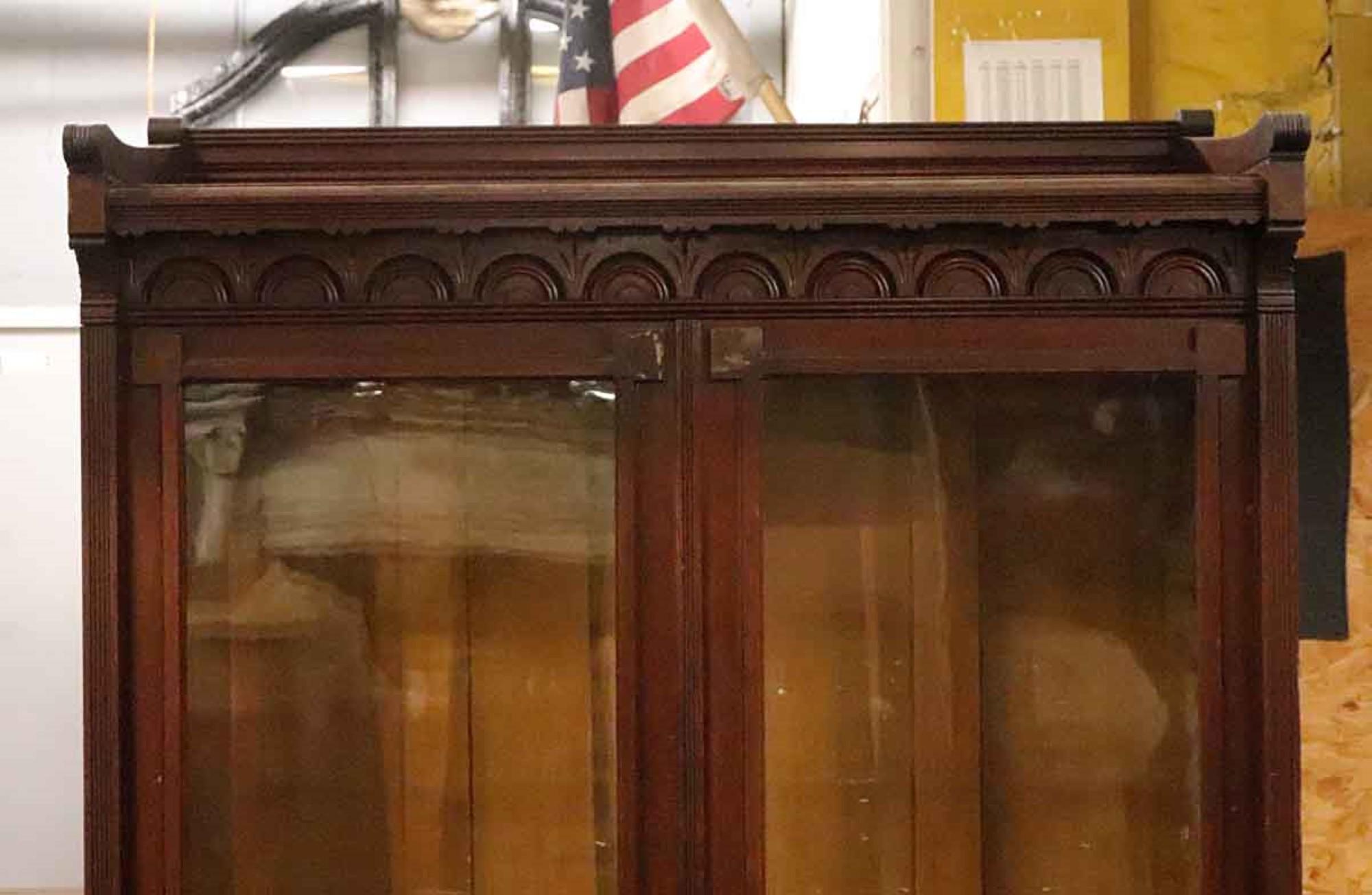 Librería victoriana de nogal de 1890 con cinco estantes regulables y puertas de cristal Victoriano