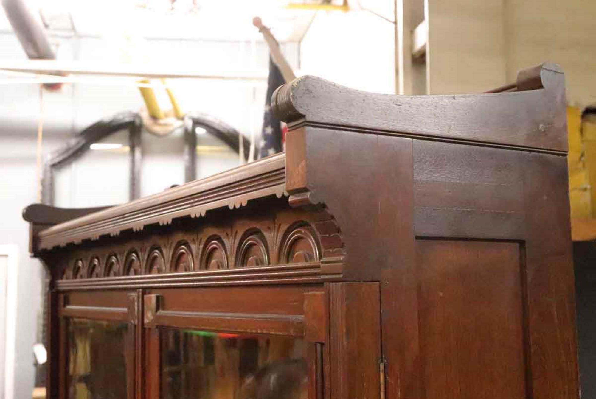 Librería victoriana de nogal de 1890 con cinco estantes regulables y puertas de cristal Estadounidense