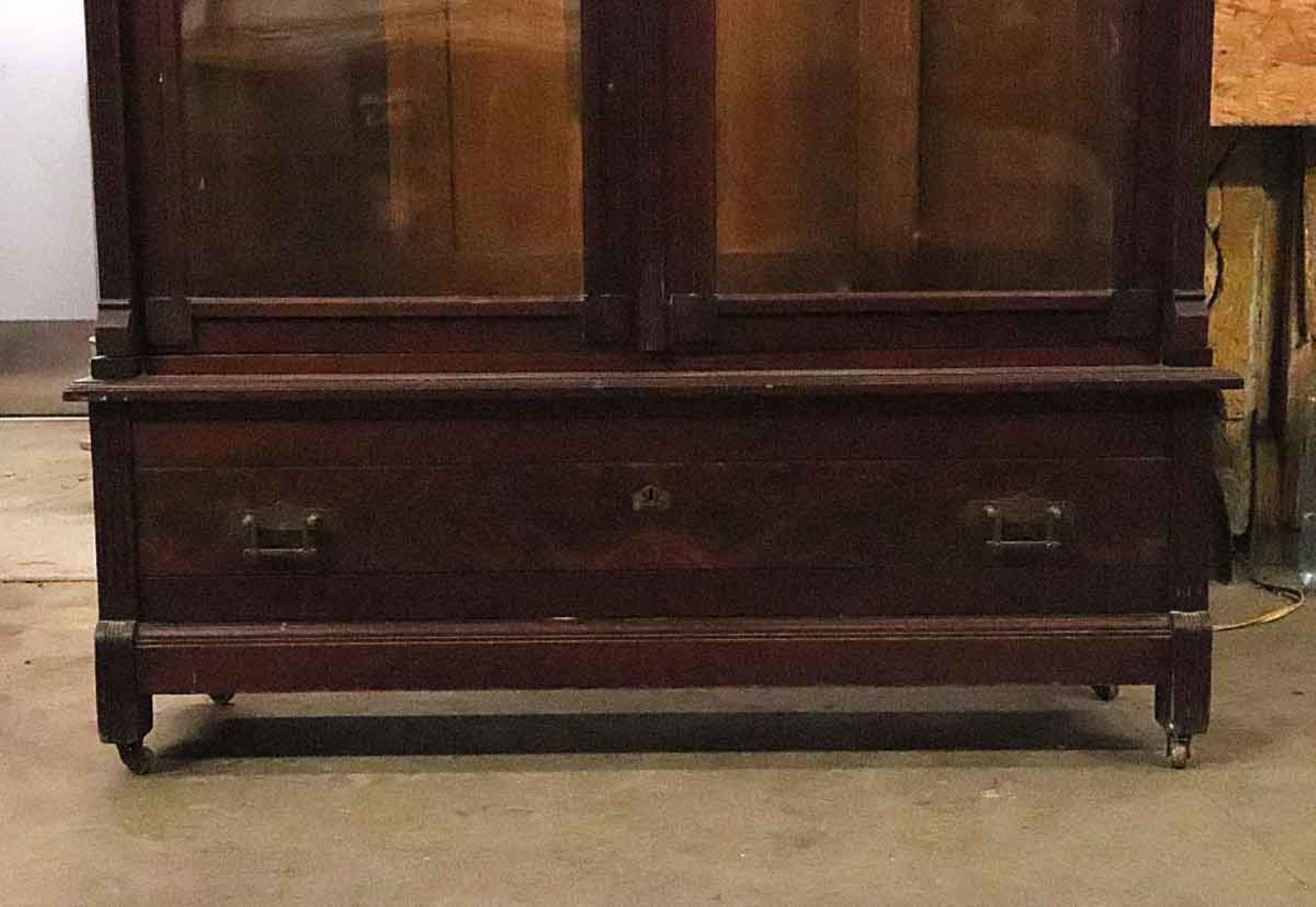 Librería victoriana de nogal de 1890 con cinco estantes regulables y puertas de cristal en Bueno Estado en New York, NY