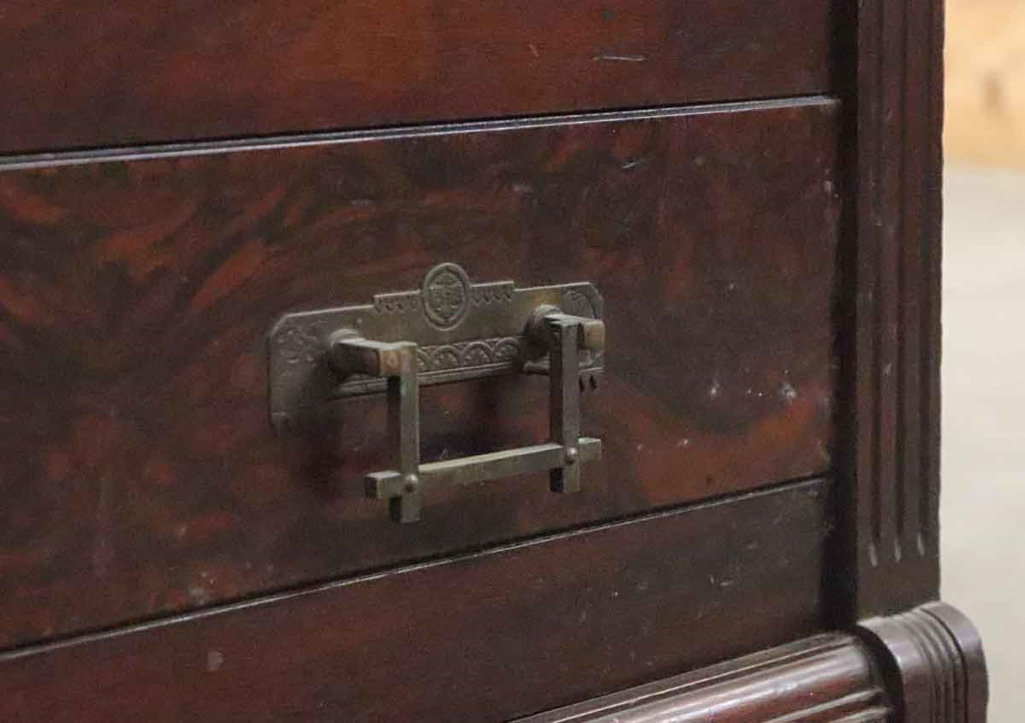 Librería victoriana de nogal de 1890 con cinco estantes regulables y puertas de cristal Fines del siglo XIX