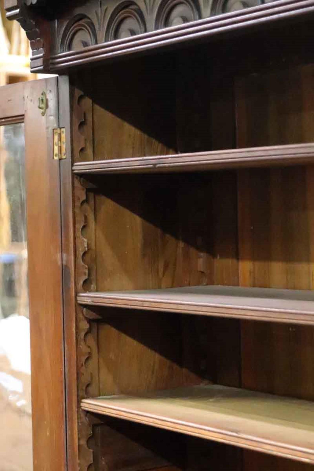 Librería victoriana de nogal de 1890 con cinco estantes regulables y puertas de cristal 2