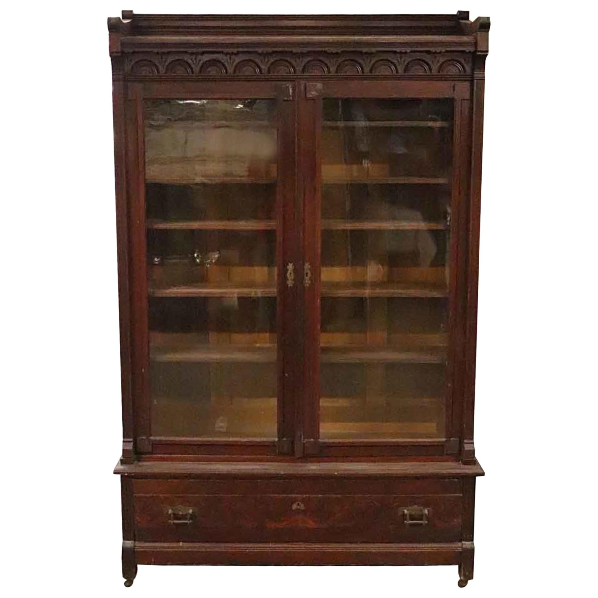 Librería victoriana de nogal de 1890 con cinco estantes regulables y puertas de cristal
